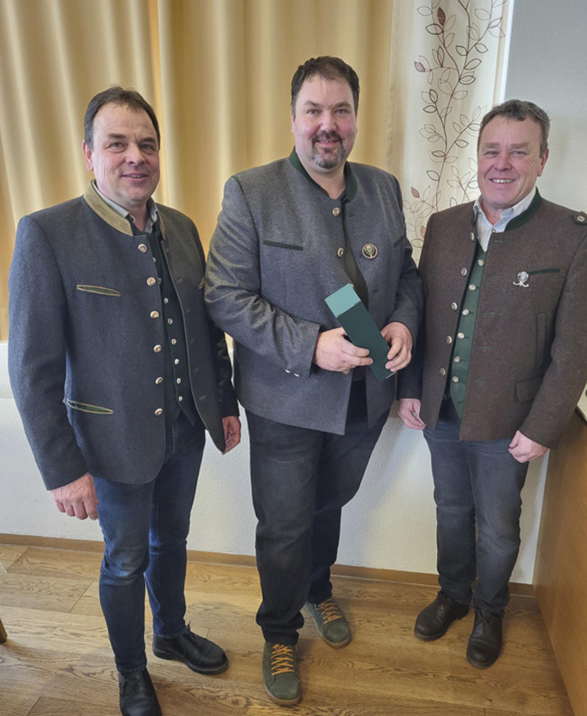 Ehrung durch die Steirische Landesjägerschaft: BJM-Stellvertreter Andreas Zeiler mit Hegemeister Wolfgang Hirtenlehner und Bezirksjägermeister Peter Wiesenbauer (von li.). Foto: J. Platzer - Das Bild wird blockiert. – Möglicherweise durch einen aktiven Adblocker.
