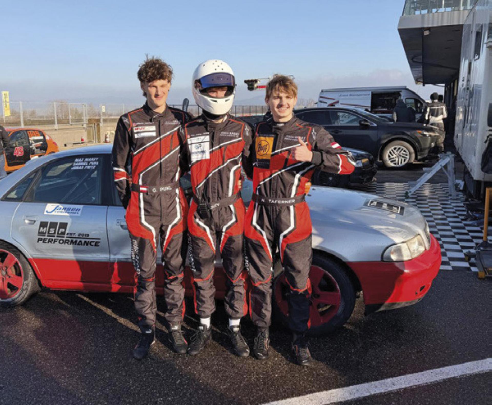 Die drei Jungpiloten rund um den Ennstaler Gabriel Pukl (links) nach einem spannenden Rennen am Wachauring.

Foto: o.K. - Das Bild wird blockiert. – Möglicherweise durch einen aktiven Adblocker.