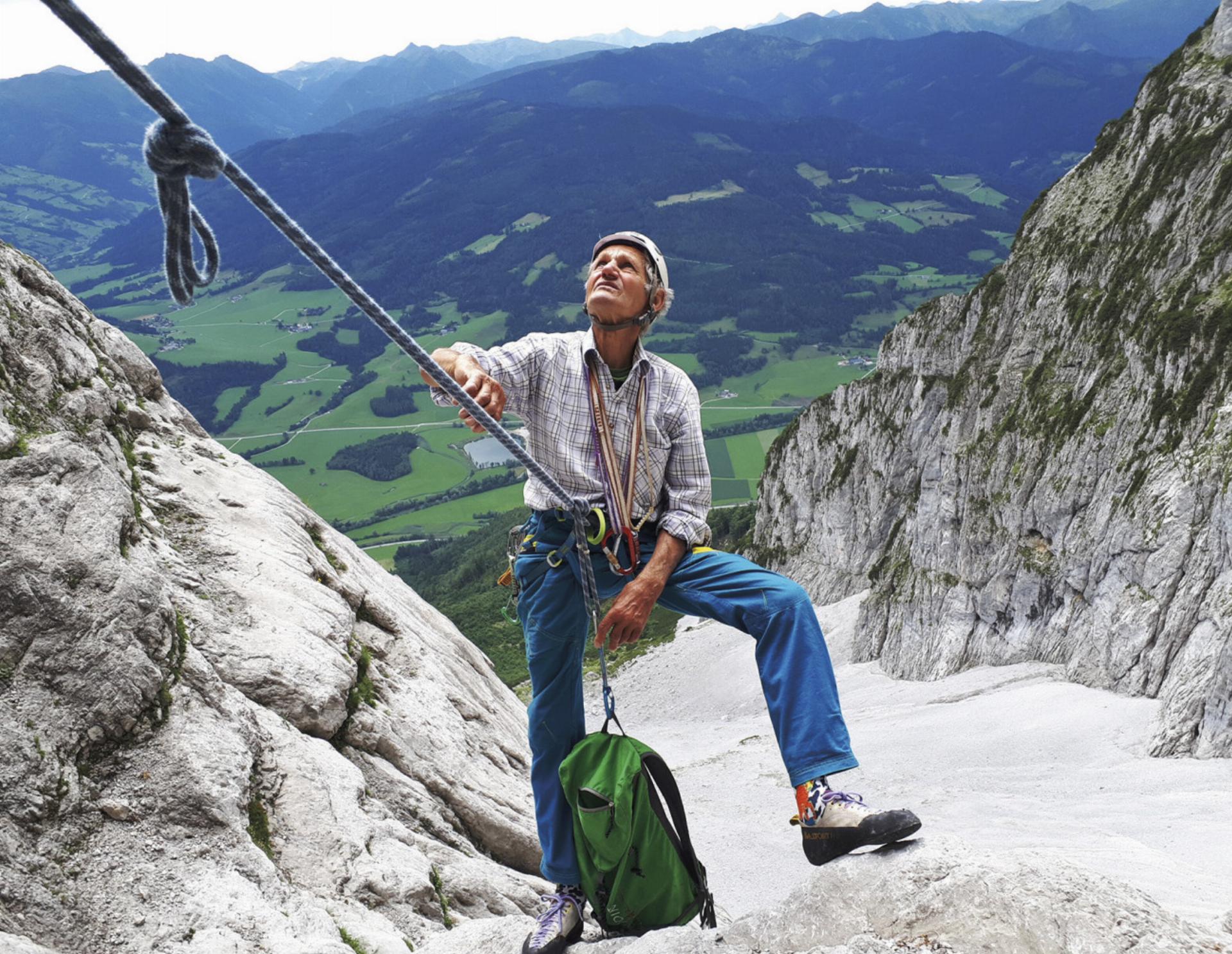 Klaus Hoi bei der Kletterei in der Wolkengrubenverschneidung am Grimming. Foto: Merlin Essl