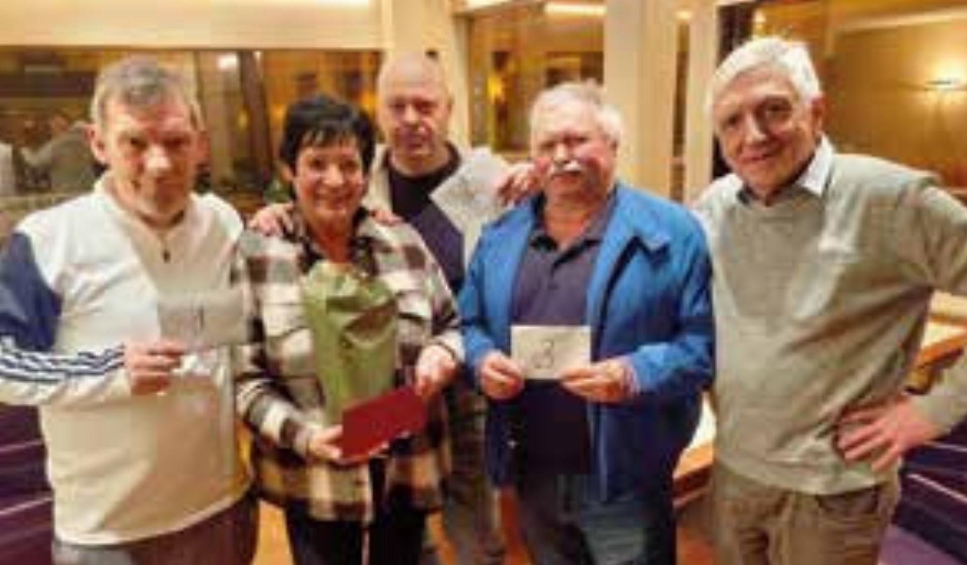 Turniersieger Rene Wenzl, Christine Pfandl, Christian Schmid (2. Platz), Helmut Knaus (3.) und Organisator Reinhard Pachernigg (v.l.). - Das Bild wird blockiert. – Möglicherweise durch einen aktiven Adblocker.