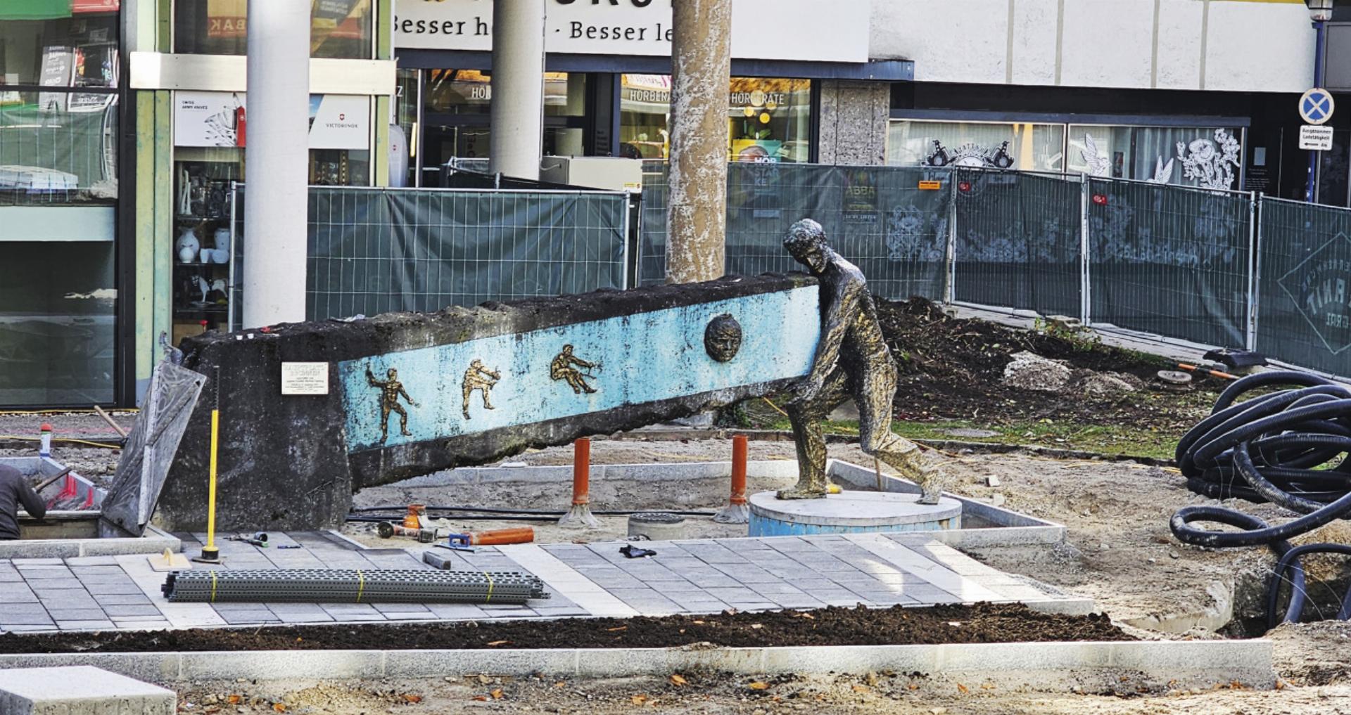 Anlässlich der Feiern zu „900 Jahre Liezen 1074–1974“ bekam Liezens Hauptplatz einen neuen Brunnen. Dieser wurde von Künstler Manfred Fasching gestaltet und vom damaligen Bundespräsidenten Rudolf Kirchschläger enthüllt. Foto: o.K.