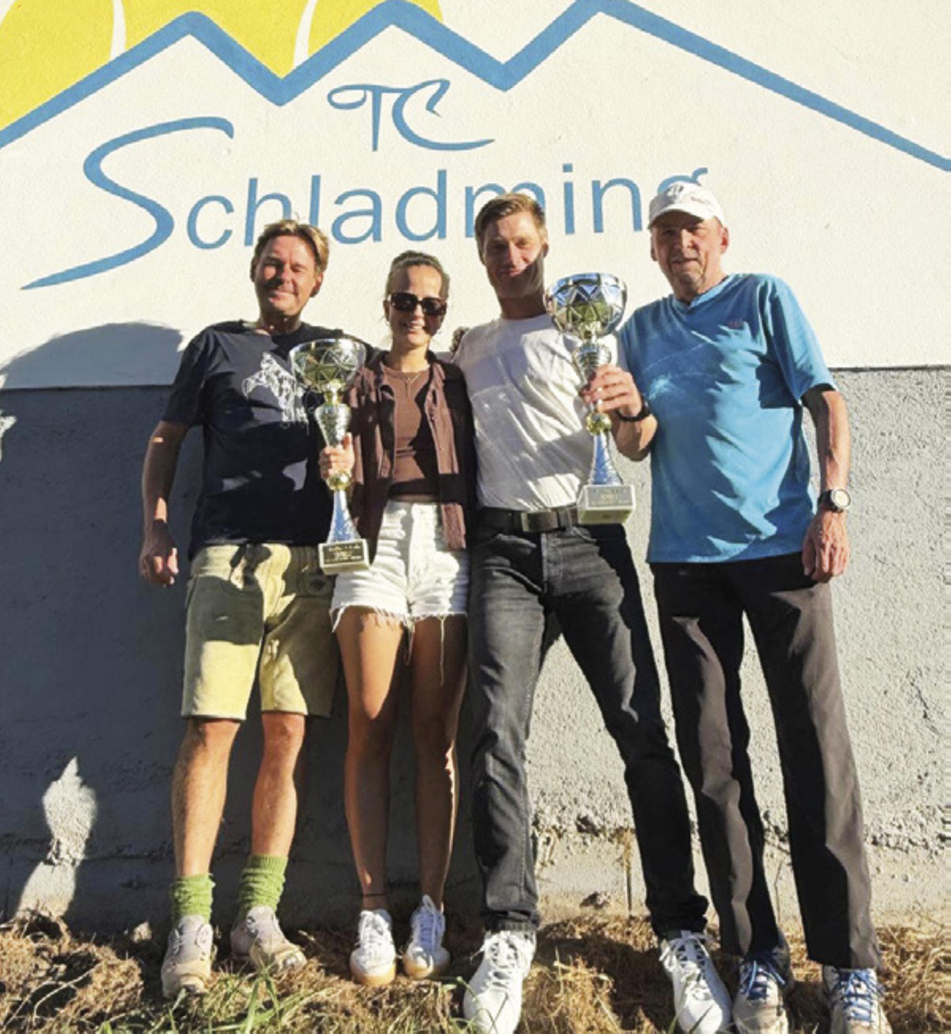 Die Sieger Markus Stroblmair, Elisa Danklmaier und Jürgen Kandlbauer mit Sportwart und Turnierleiter Manfred Schütter.

Foto: o. K.