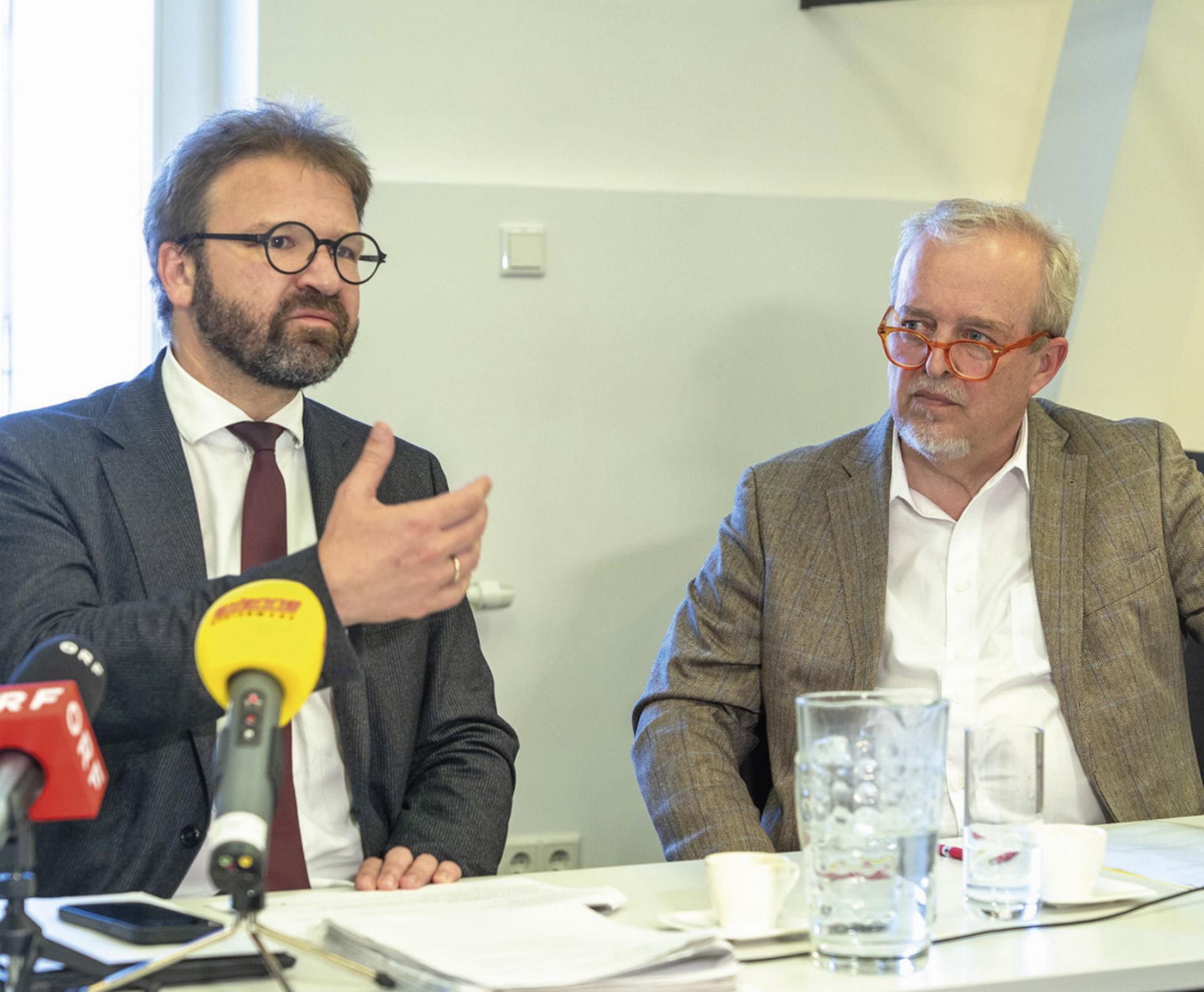 Der Geschäftsführer der Gesundheit Österreich GmbH, Herwig Ostermann, und Michael Thalhammer, chirurgischer Leiter des ZAM (v.l.), präsentierten den Bericht der Expertenkommission. Der Geschäftsführer des Gesundheits- und Sozialfonds Niederösterreich, Volker Knestel, war digital zur Pressekonferenz zugeschalten.
Foto: Land Steiermark