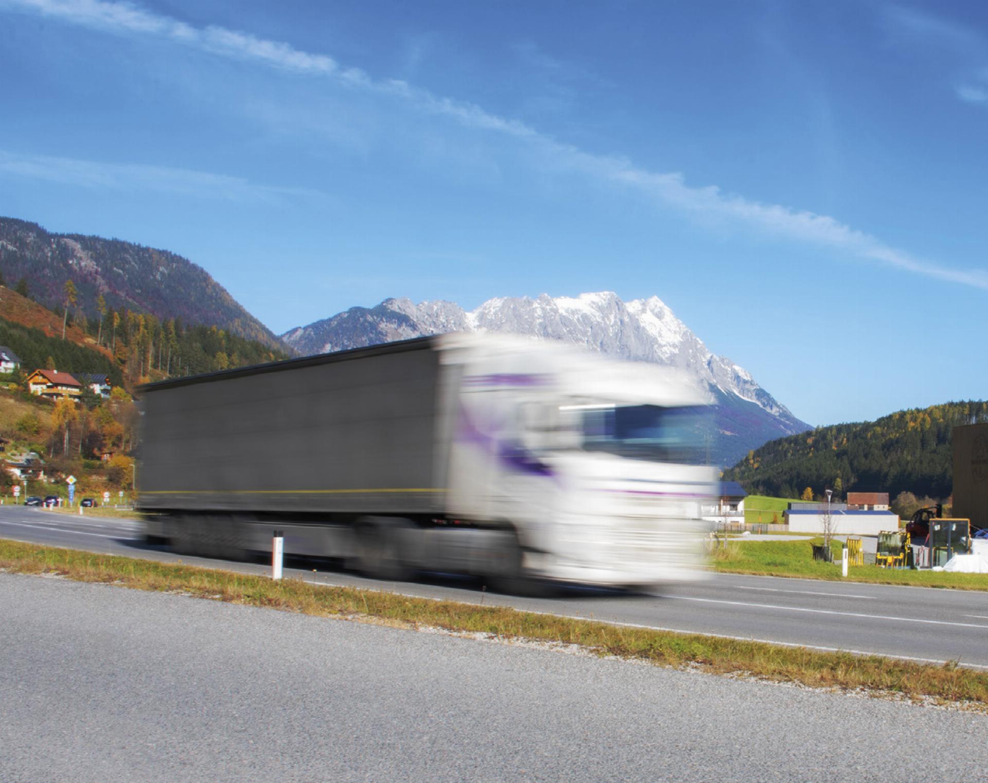 Seit Anfang dieser Woche ist es mit dem Transit-Schwerverkehr durch das Ennstal wieder vorbei. Neue Schilder sollten der Anforderung des Verfassungsgerichtshofs Genüge tun. Foto: Ennstaler