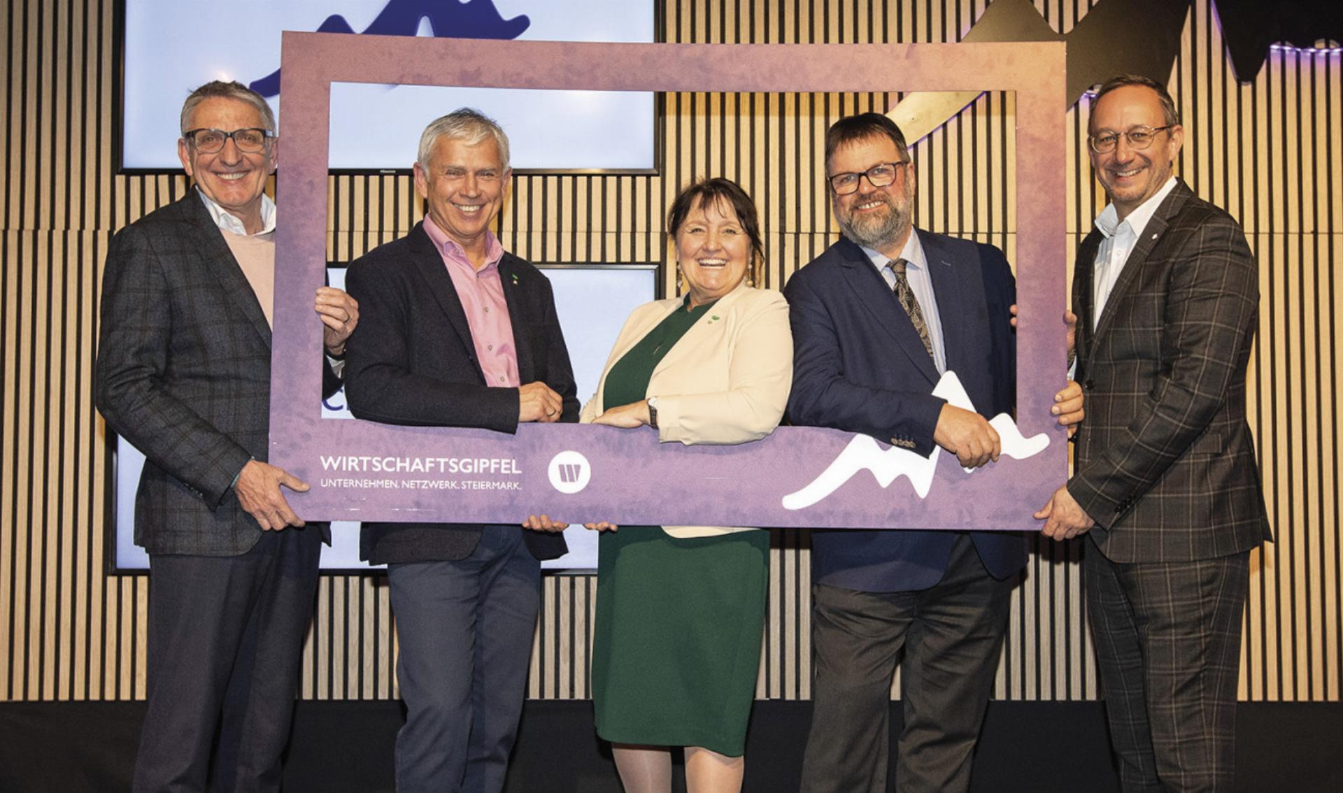 V.l.n.r.: WKO-Steiermark-Präsident Josef Herk, Bezirksgruppenobmann Egon Hierzegger, Landeshauptmann-Stellvertreterin Manuela Khom, Bürgermeister der Marktgemeinde Öblarn Franz Zach und WB-Direktor Jochen Pack. 
Foto: Wirtschaftsbund