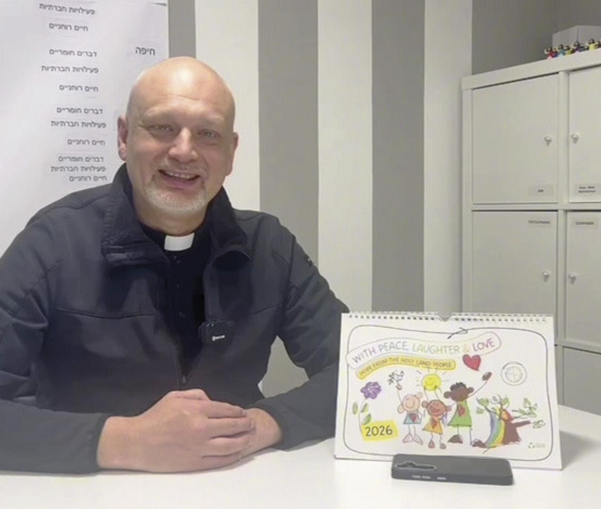 Frieden, Lachen, Liebe: 800 verkaufte Kalender helfen, medizinische Hilfe in Anspruch nehmen zu können. Am Foto: Vikar Dr. Piotr Zelazk. 
Foto: o.K. - Das Bild wird blockiert. – Möglicherweise durch einen aktiven Adblocker.