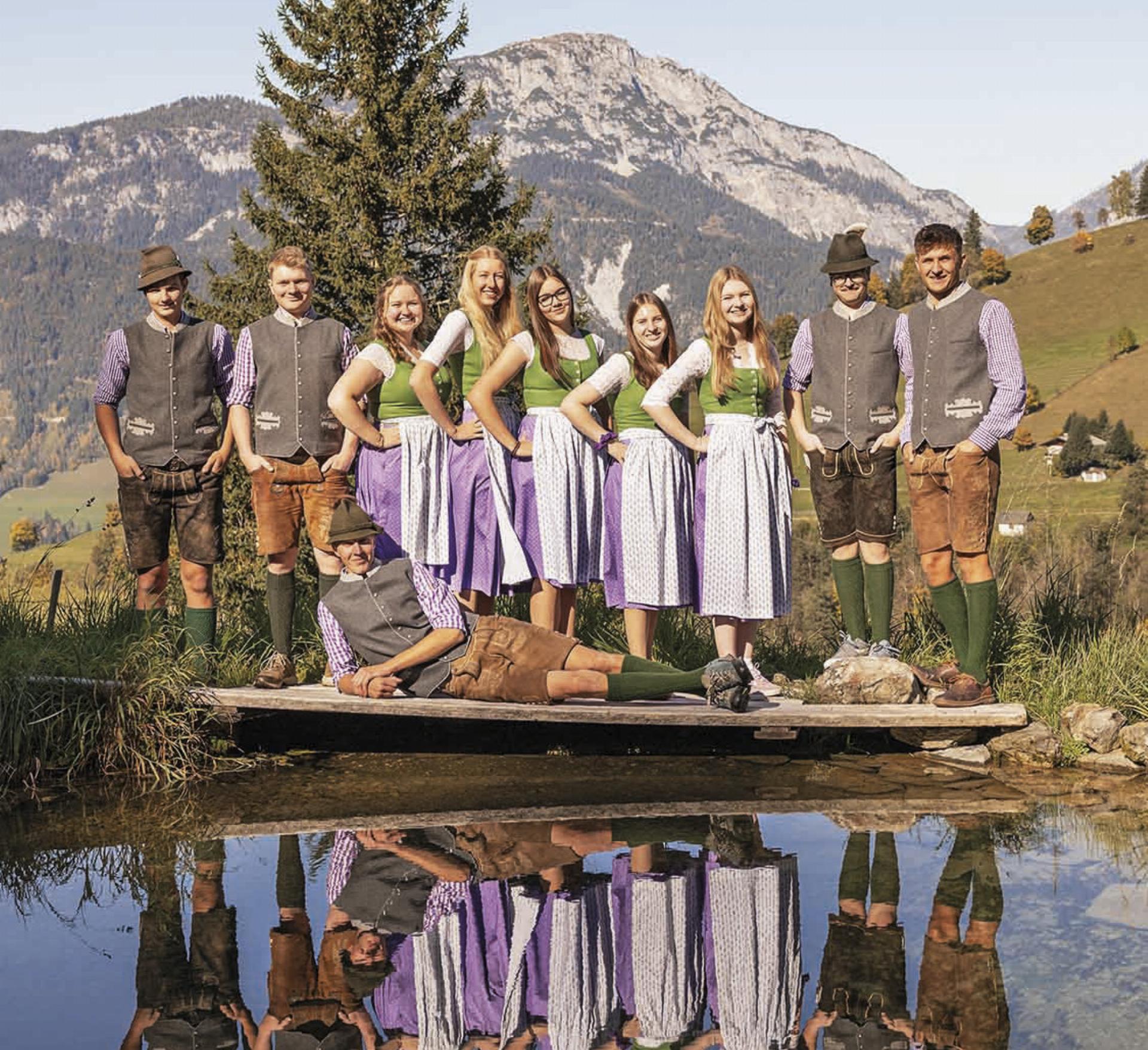 In Lila-Grün präsentiert sich die Landjugend Haus. Morgen, Samstag, wird ausgelassen gefeiert. Foto: LJ Haus - Das Bild wird blockiert. – Möglicherweise durch einen aktiven Adblocker.