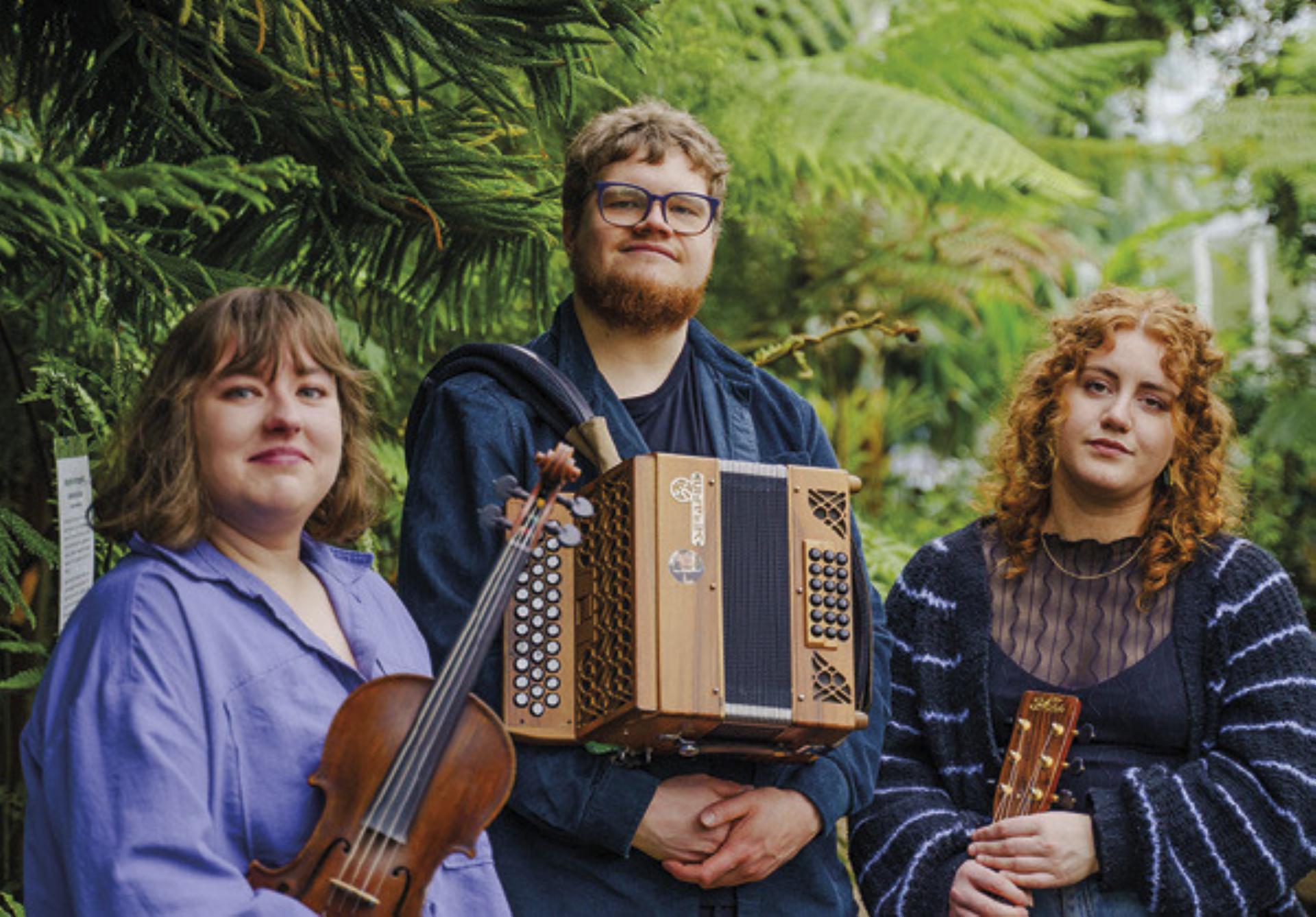 Britischer Folk mit Heather Cartwright, Sam Mabbett & Madeleine Stewart. Foto: Weltenklang - Das Bild wird blockiert. – Möglicherweise durch einen aktiven Adblocker.