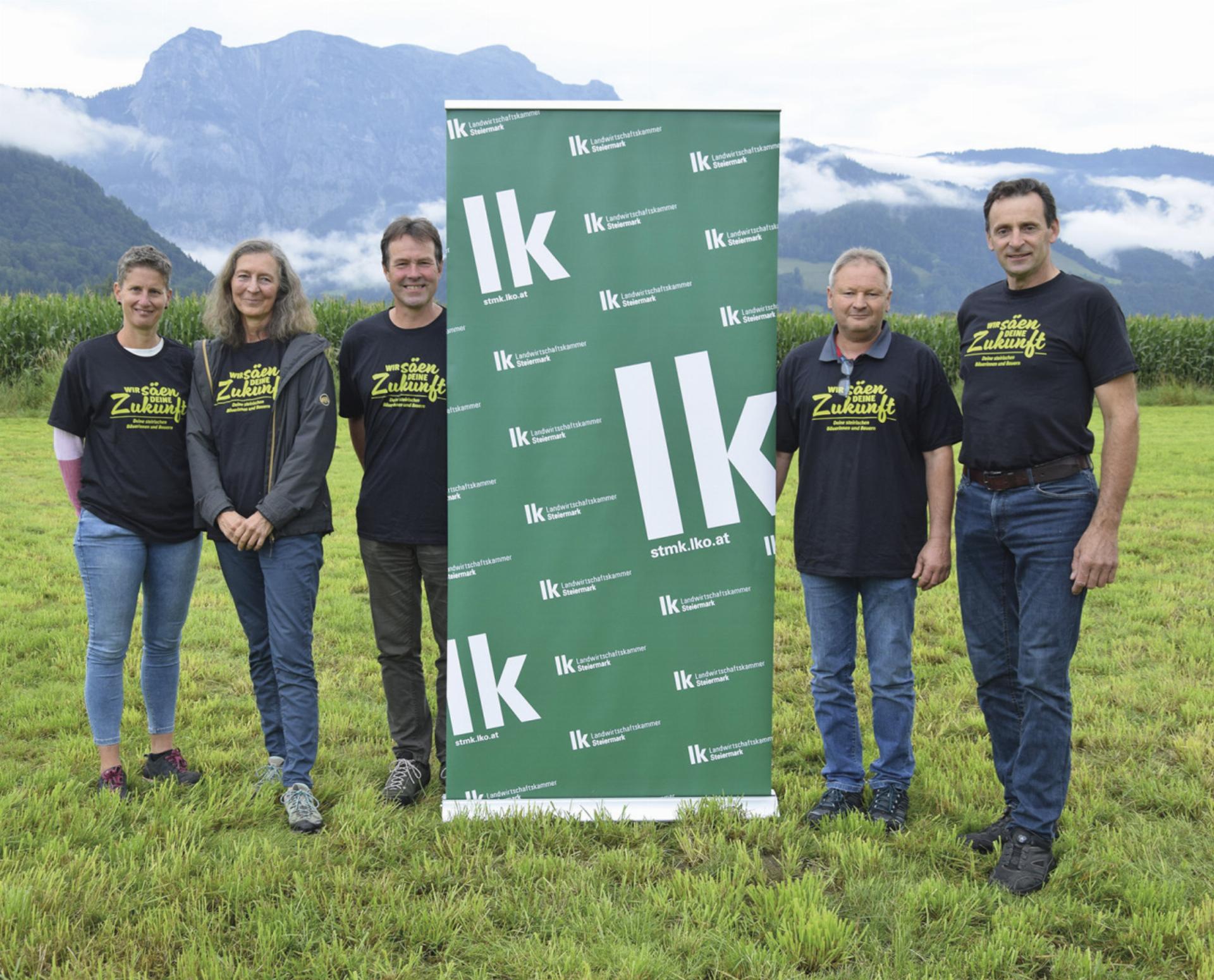 Franziska Miller-Aichholz und Karin Hochegger vom Naturschutzbund Ennstal-Ausseerland, Kammerobmann-Stv. Johannes Zeiler, Landwirt Klaus Stenitzer sowie Kammerobmann Peter Kettner. Fotos: Tritscher