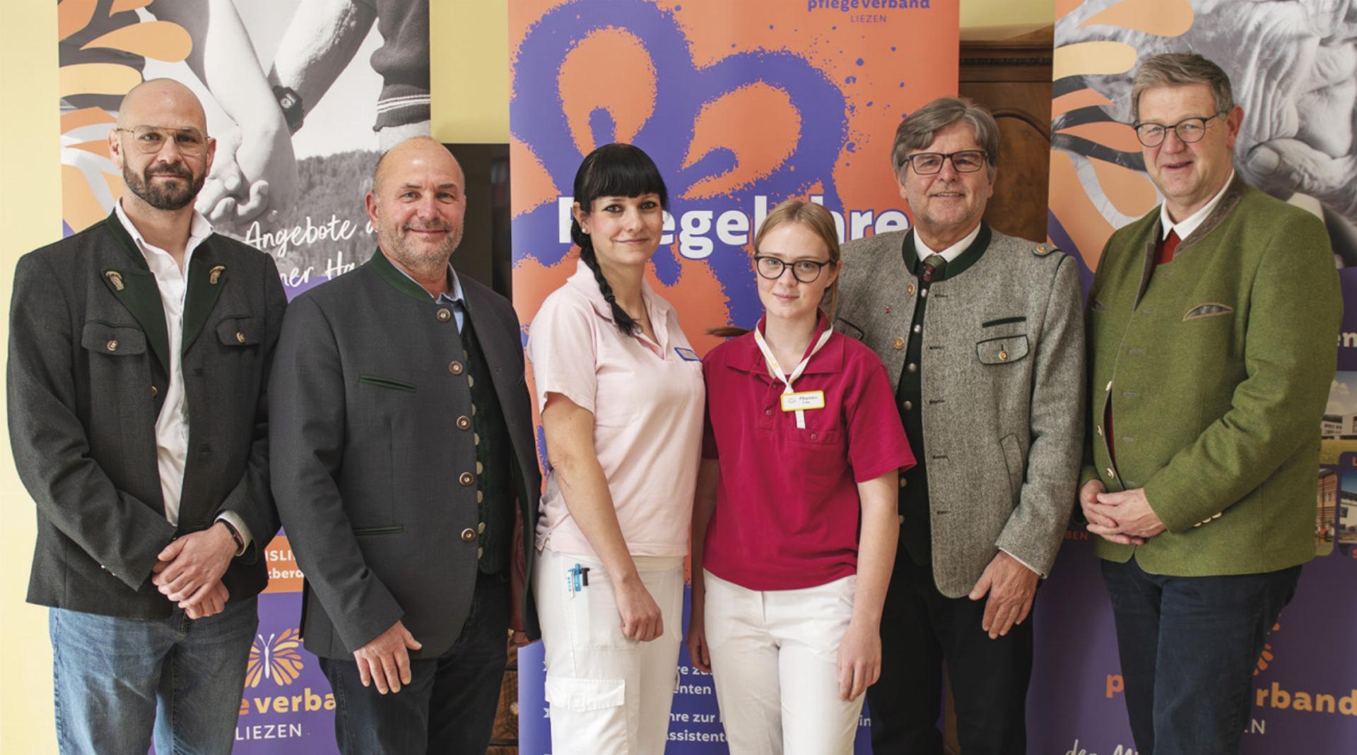 Stellten das Pflegelehre-Modell vor (v.l.): Einrichtungsleiter Thomas Lichtscheid, PV-Obmann Raimund Sulzbacher, Ausbildnerin Sandra Kara, Lehrling Lena, Bgm. Fritz Zefferer, PV-Geschäftsführer Jakob Kabas.

Foto: Ennstaler