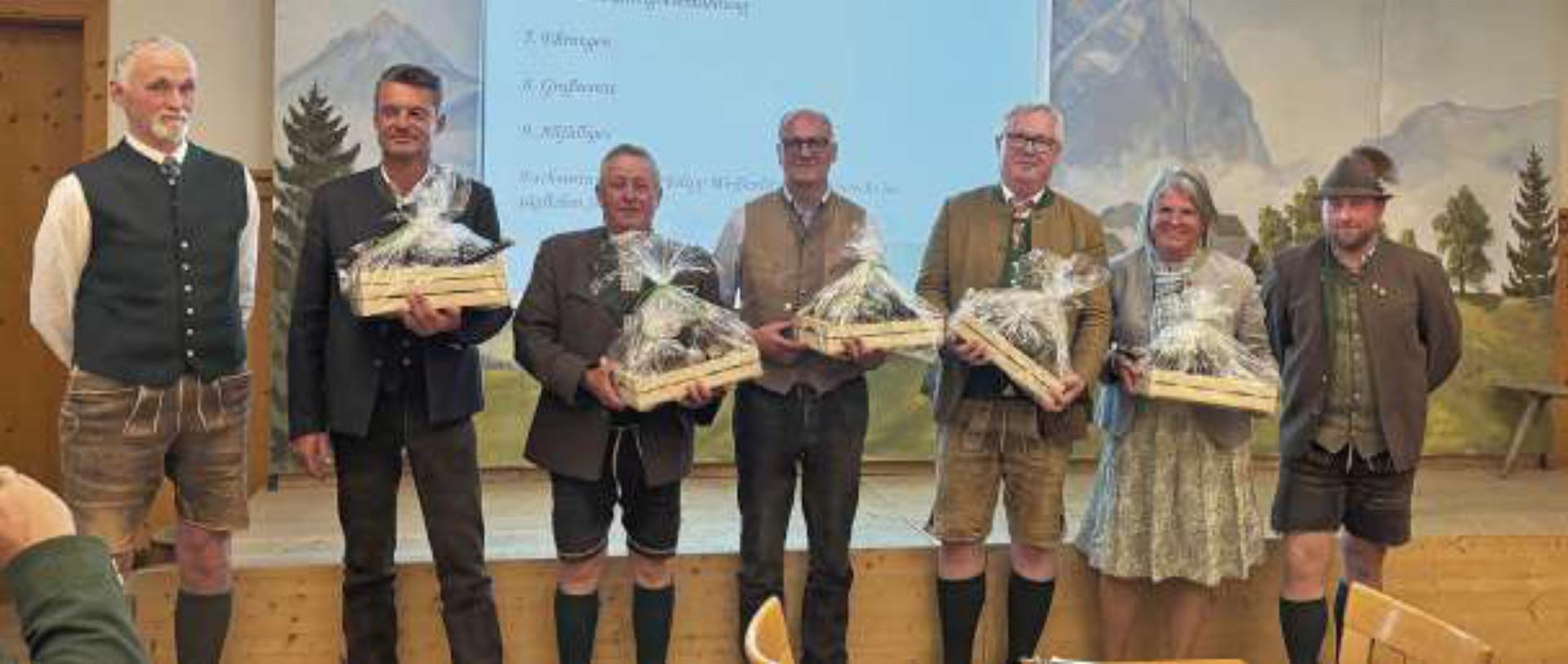 Scheidende und neue Vorstandsmitglieder (von links): Manfred Schaunitzer, Johann Gasteiner, Raimund Hager, Jürgen Haas, Werner Zelzer, Heidrun Uray, Mario Griesser. Foto: o.K.