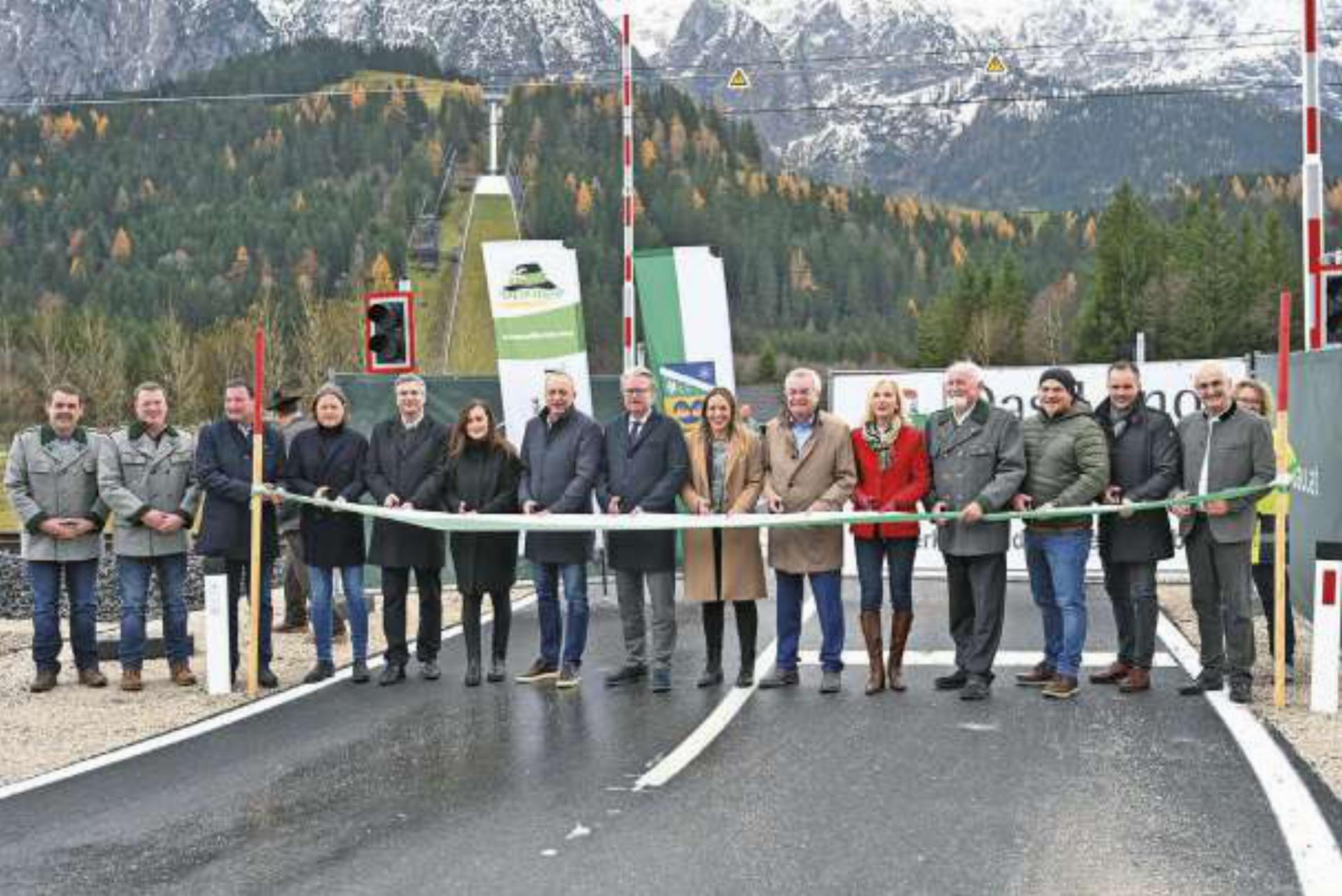 Vertreterinnen und Vertreter aus der Politik und dem Sport eröffneten gemeinsam mit beteiligten Baufirmen die neue Zufahrtsstraße. Foto: o.K.