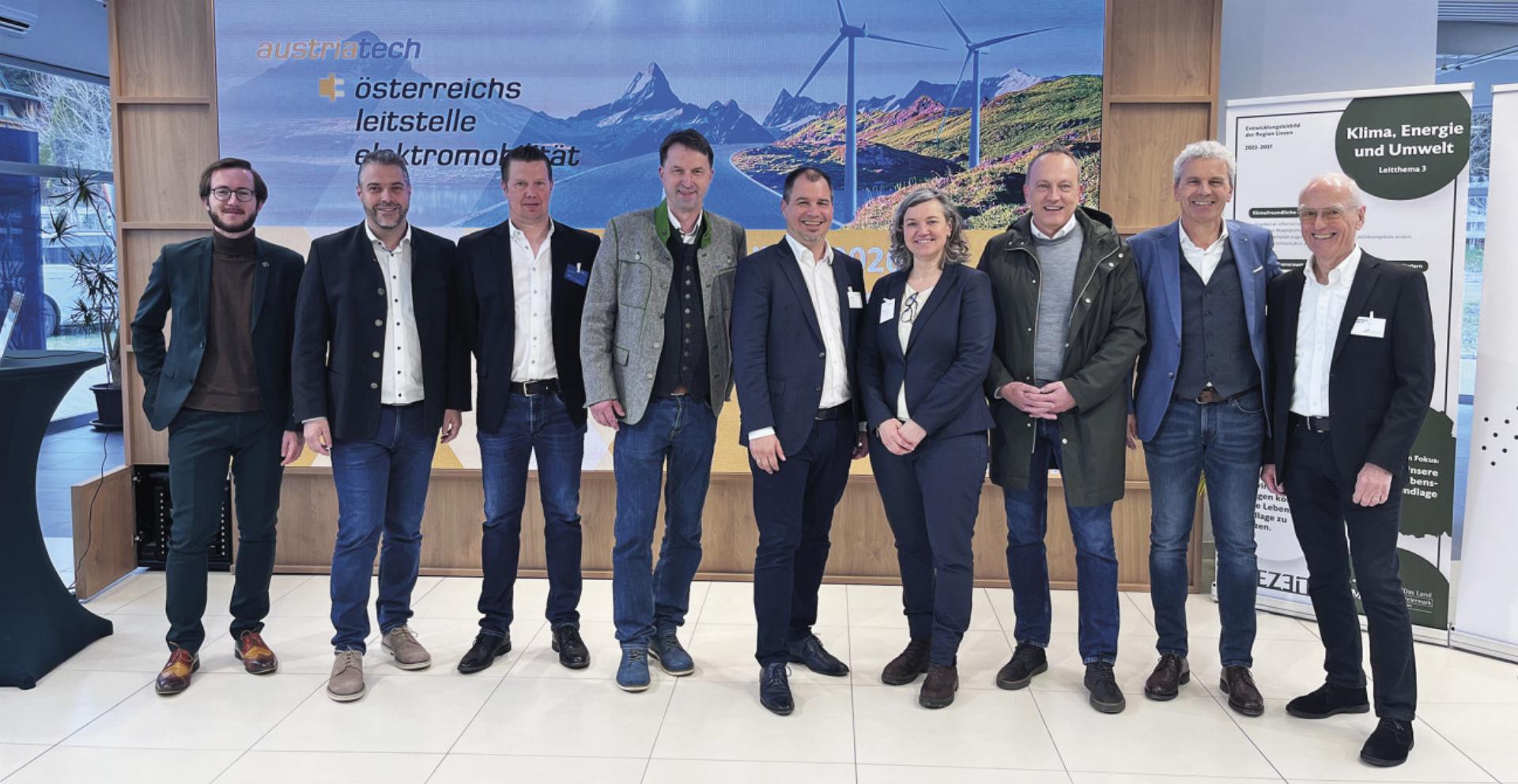 Vertreter aus Wirtschaft und Politik und Sozialpartnerschaft tauschten sich beim Wirtschaftsfrühstück in Liezen zu E-Mobilität aus. Foto: RML - Das Bild wird blockiert. – Möglicherweise durch einen aktiven Adblocker.