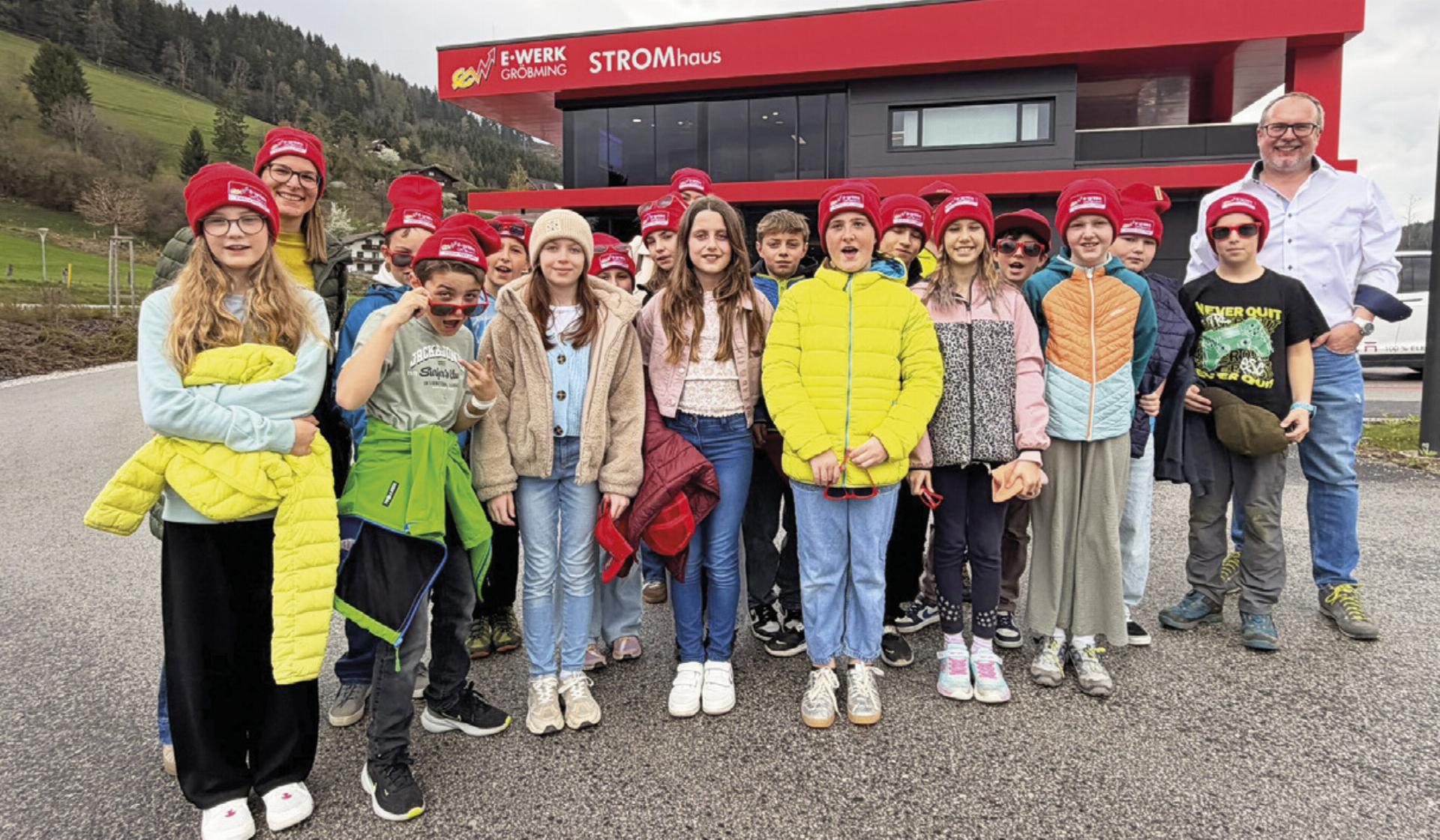 Geschäftsführer Ernst Trummer (re.) mit Schülerinnen und Schülern der Volksschule St. Martin am Grimming.

Foto: VS St. Martin/Gr. - Das Bild wird blockiert. – Möglicherweise durch einen aktiven Adblocker.
