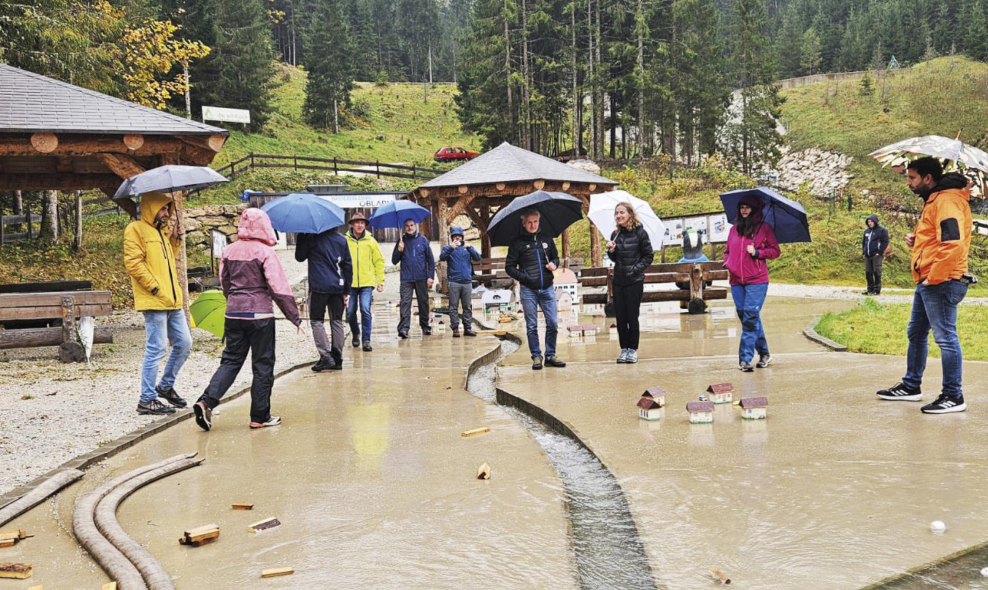 Fachlicher Austausch im Ennstal: Experten aus den Alpenländern besuchten das Wassererlebnis Öblarn. Foto: Florian Rudolf-Miklau