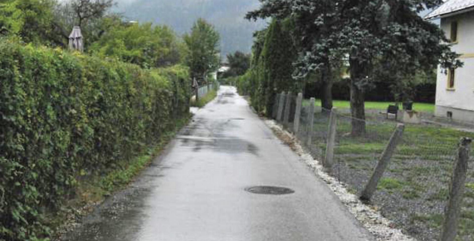 Kein Aufgraben ohne vollflächige Wiederherstellung der Asphaltdecke: Wie die Glasfaser die rund 50 Meter bis zur Grundstücksgrenze von Peter Reichmann gelangen soll, ist bislang unklar. - Das Bild wird blockiert. – Möglicherweise durch einen aktiven Adblocker.