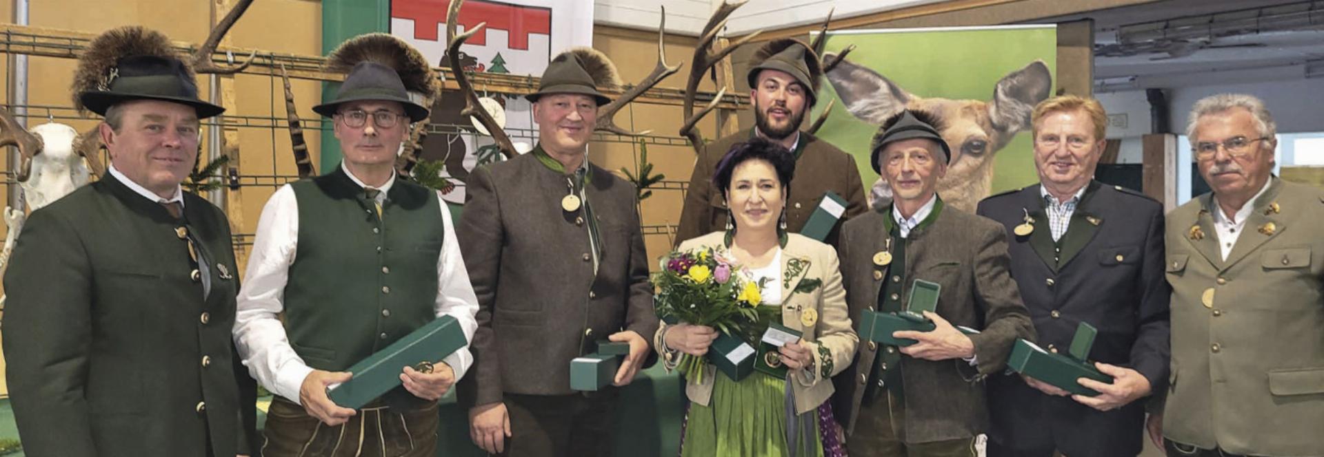 Die Geehrten mit Bezirksjägermeister Peter Wiesenbauer (links). Foto: o.K. - Das Bild wird blockiert. – Möglicherweise durch einen aktiven Adblocker.