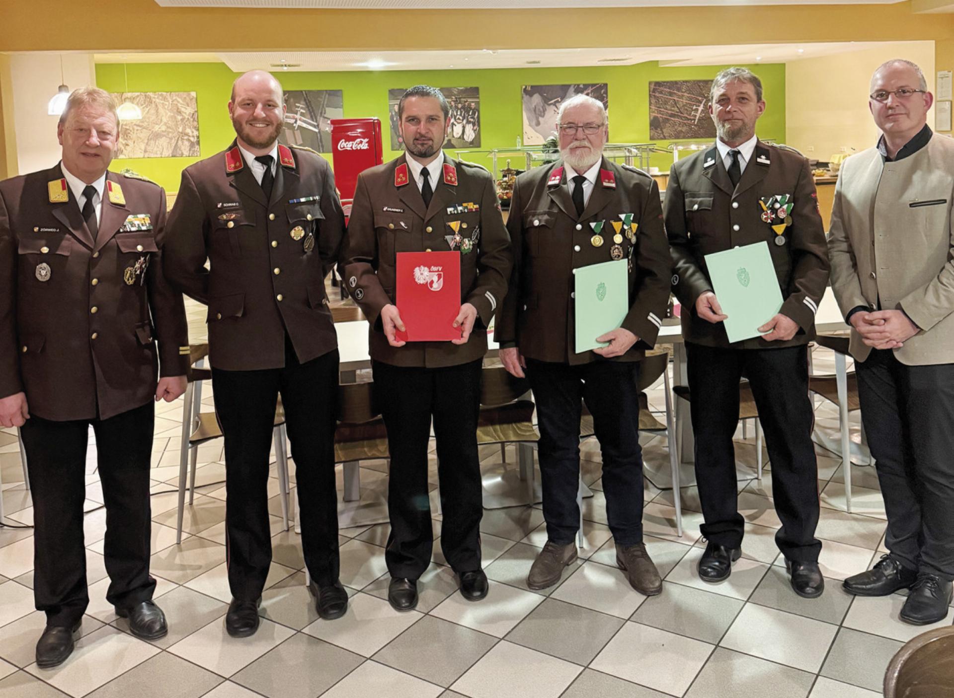 Die FF Niederöblarn ehrte langjährige Kameraden. 
Foto: FF Niederöblarn