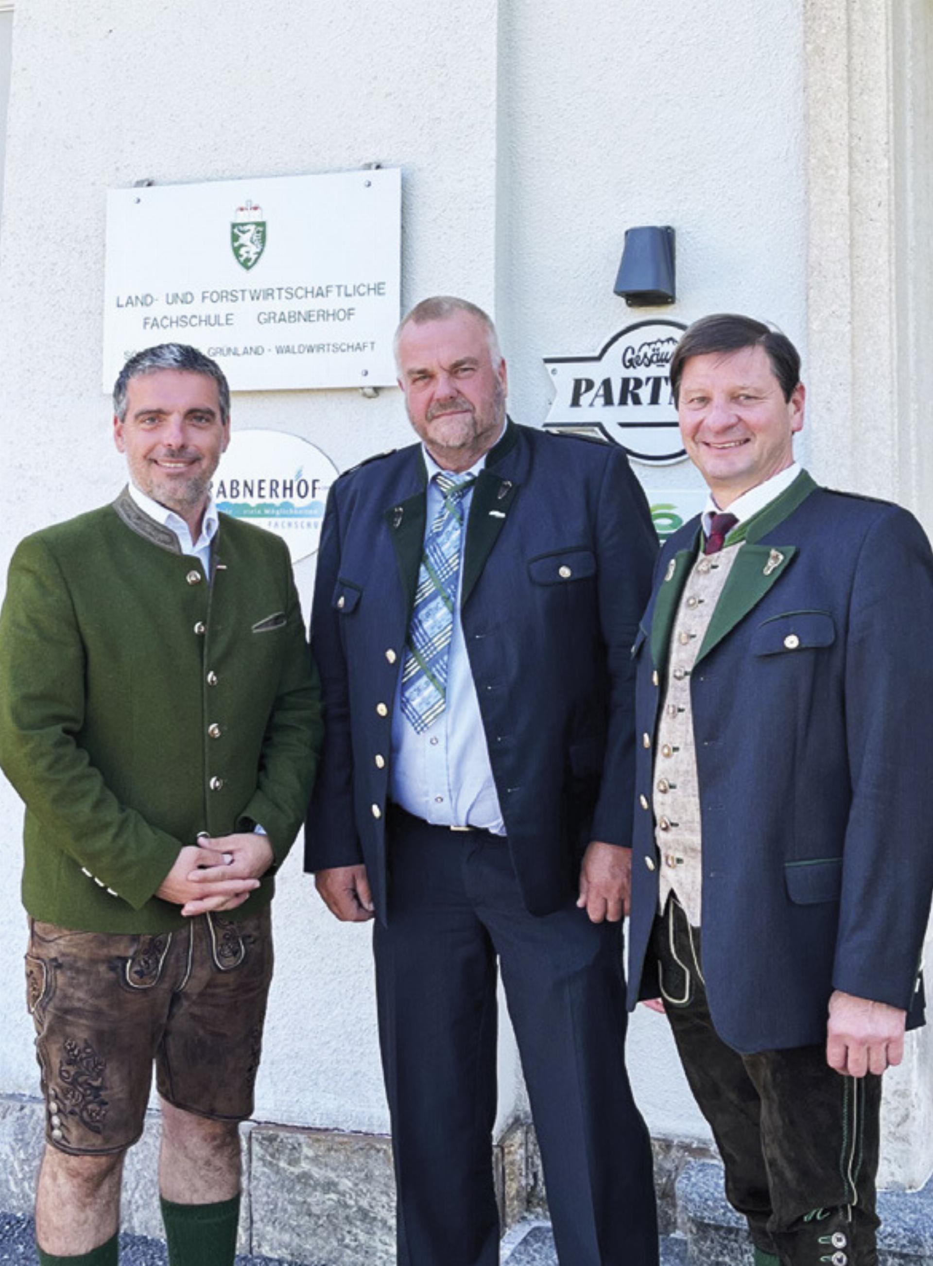 WKO-Regionalstellenleiter Christian Hollinger, Direktor der Landund Forstwirtschaftlichen Fachschule Grabnerhof Christian Forstner sowie der zuständige Landesschulinspektor Johannes Hütter.Foto: WKO-Regionalstelle Ennstal/Salzkammergut