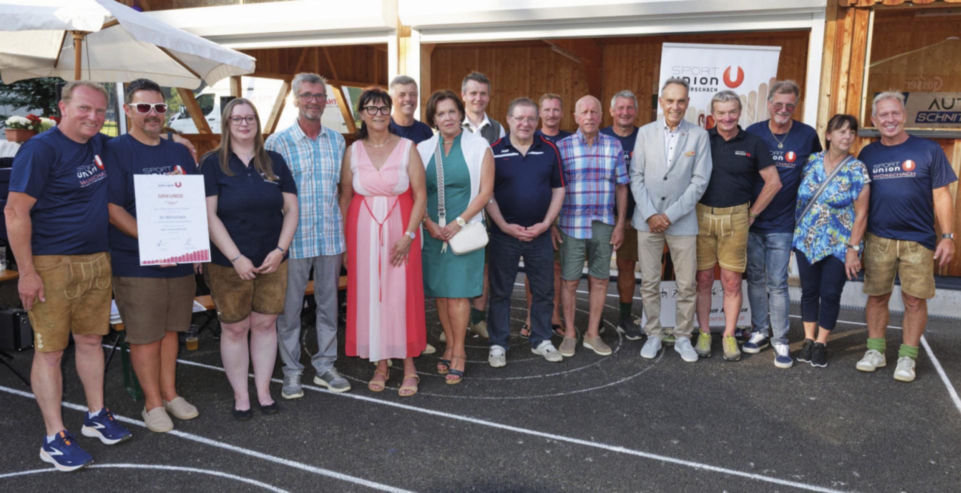 Die geehrten Funktionäre mit SU-Präsident Schwaiger (links), Bgm. Franz Josef Lemmerer (Mitte hinten) und SU-Steiermark-Vizepräsident Hubert Pleninger (4.v.r.).
