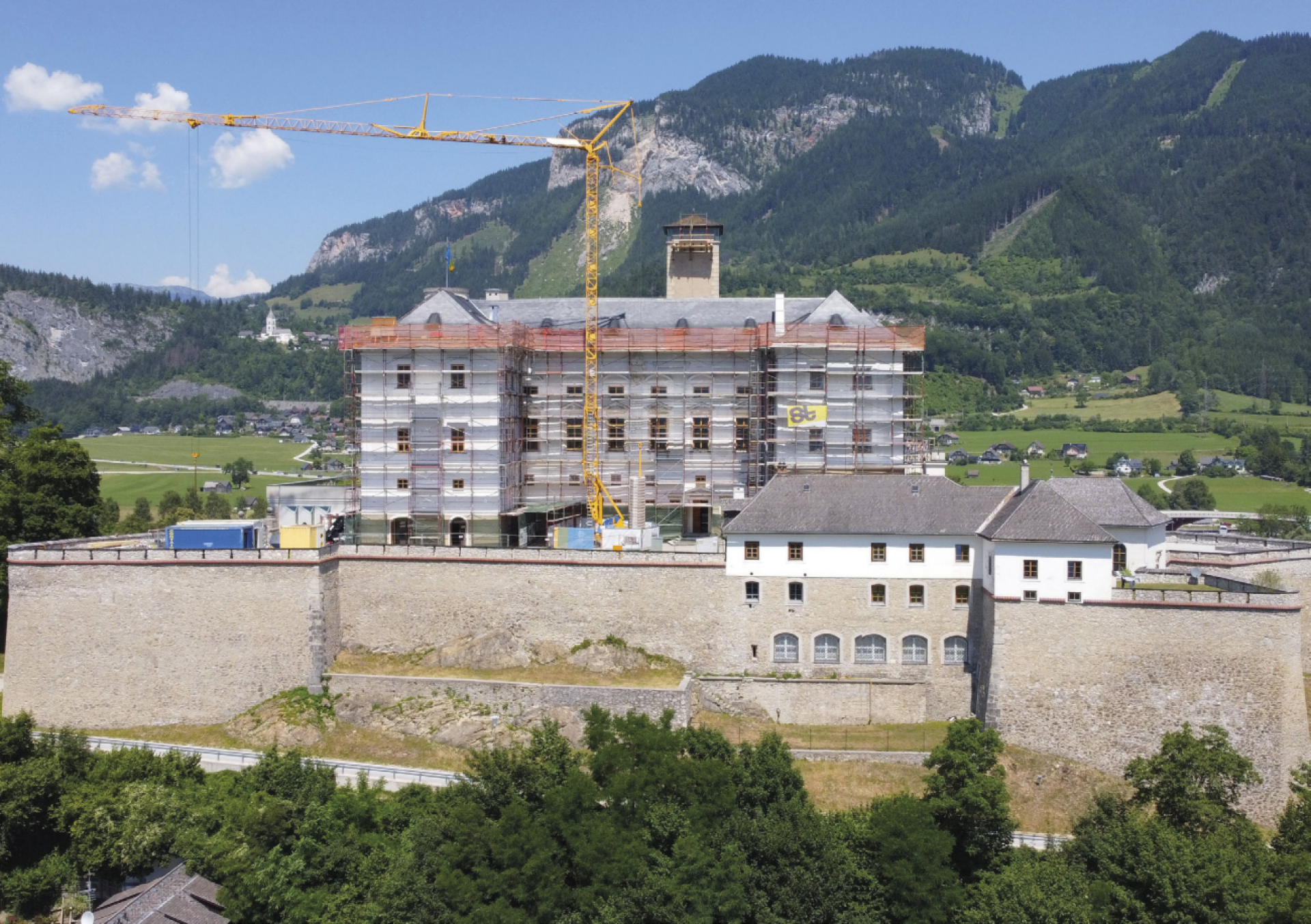 Das Wahrzeichen des mittleren Ennstals bekommt einen neuen Anstrich, die Hüllen werden erst im Oktober fallen. Nach dem Abbau des Gerüsts erstrahlt das Schloss Trautenfels in neuer Farbe.Foto: Ennstaler