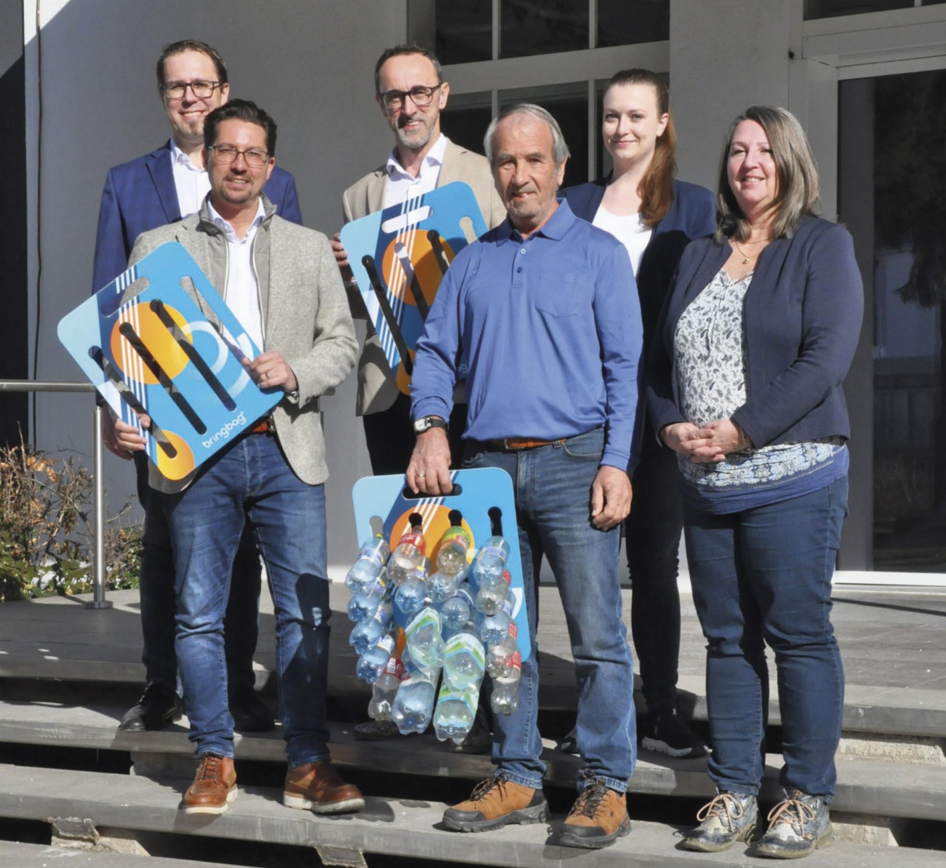Michael Wolf, Leiter HSEQ, Gernot Glasl von bringbag, MFL-GF Herbert Decker, Max Kriechbaum, freiwilliger Mitarbeiter der Caritas, Nachhaltigkeitsmanagerin Anna Meier und Tamara Kaltenegger von der Caritas (von li.) zeigen das bringbag-Sammelsystem. - Das Bild wird blockiert. – Möglicherweise durch einen aktiven Adblocker.