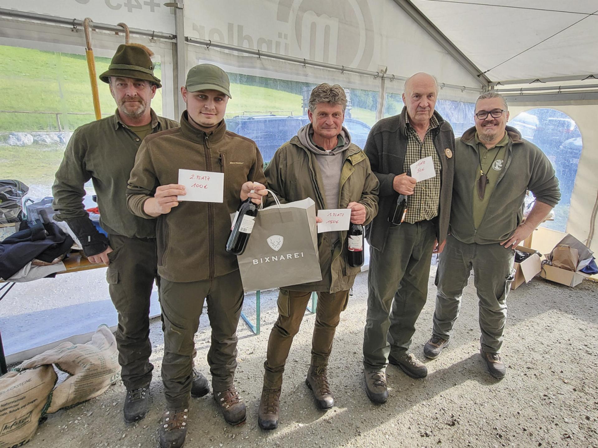 Von links: Bezirksschießreferent Max Poier, Dominik Seebacher, Josef Fuchs, Franz Rohrer und Bezirksobmann Bernhard Frosch. Foto: Platzer