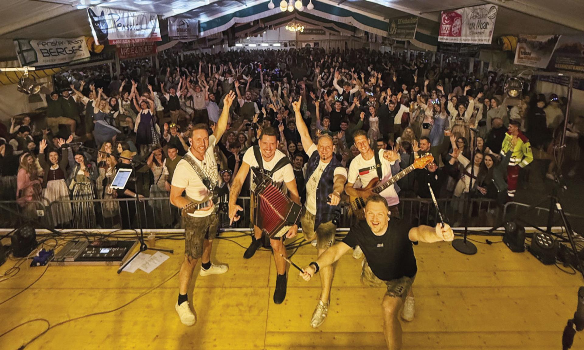 Ein Pflichttermin für Volksfestfreunde: Der Irdninger Kirtag und das weitum bekannte Bierzelt. - Das Bild wird blockiert. – Möglicherweise durch einen aktiven Adblocker.