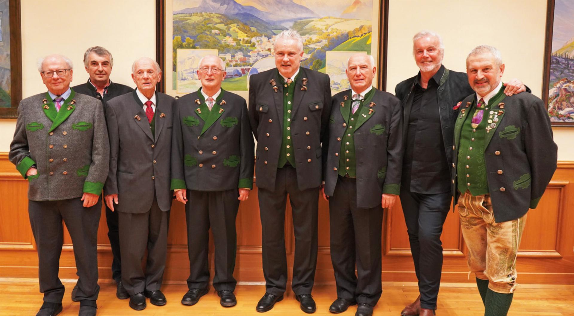 Herbert Laimer, Karl Grill, Erhard Meier, Hans Michael Roithner, Günther Köberl, Otto Marl, Alfred Jaklitsch und Bürgermeister Franz Frosch. 
Foto: Stadtgemeinde Bad Aussee
