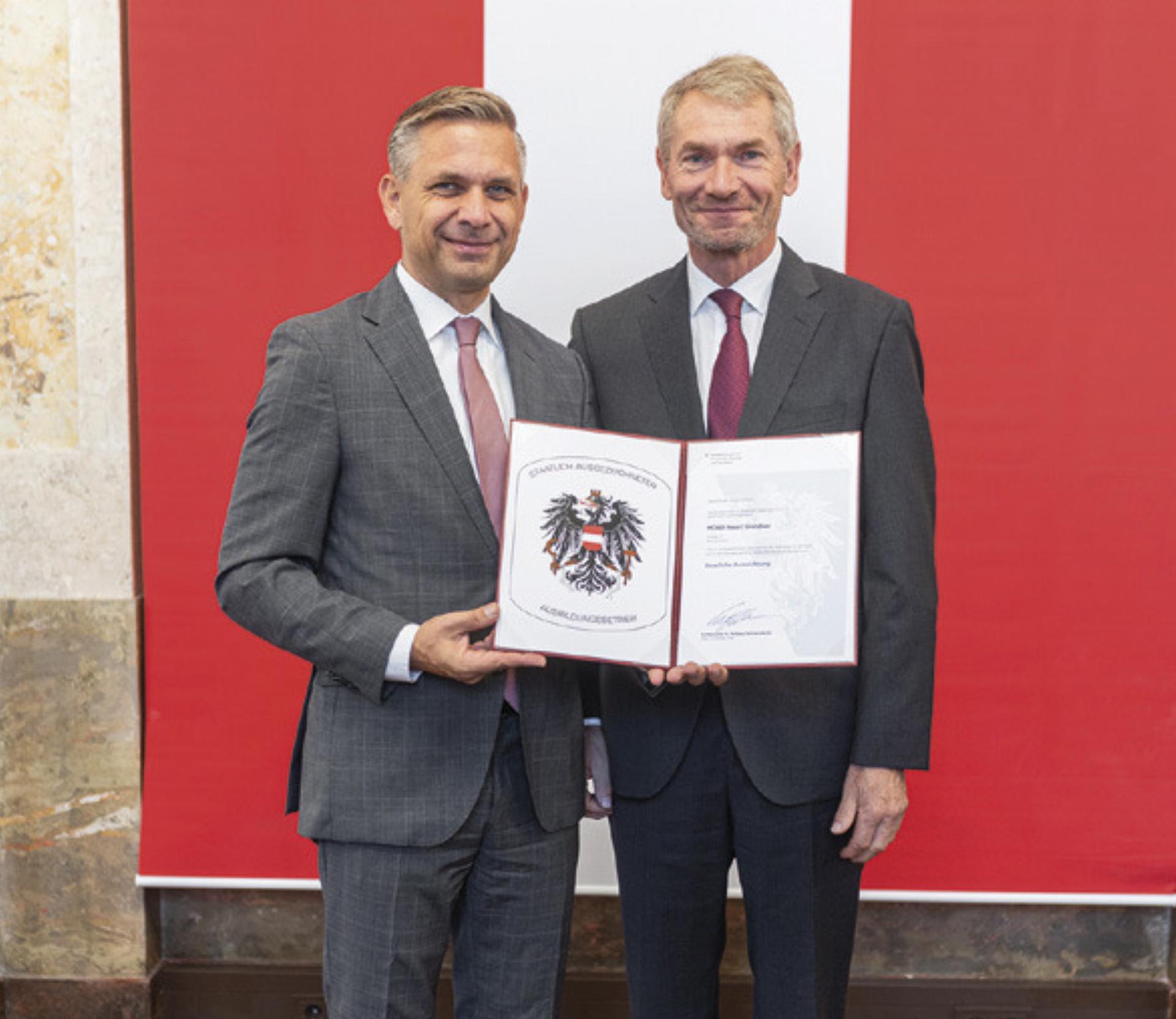 Bundesminister Wolfgang Hattmannsdorfer übergab Franz Kromoser, Direktor des MONDI Resorts am Grundlsee, die Auszeichnung.

Foto: o.K.
