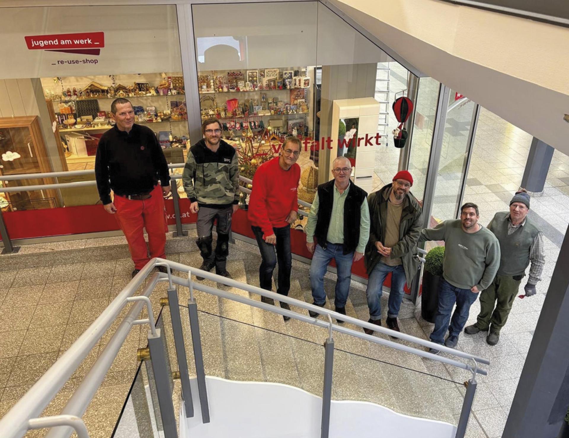 Peter Forstner, Leiter des gemeinnützigen Beschäftigungsprojekts „handwerk Liezen“ (2.v.r.), mit seinem Team. Foto: Jugend am Werk Steiermark