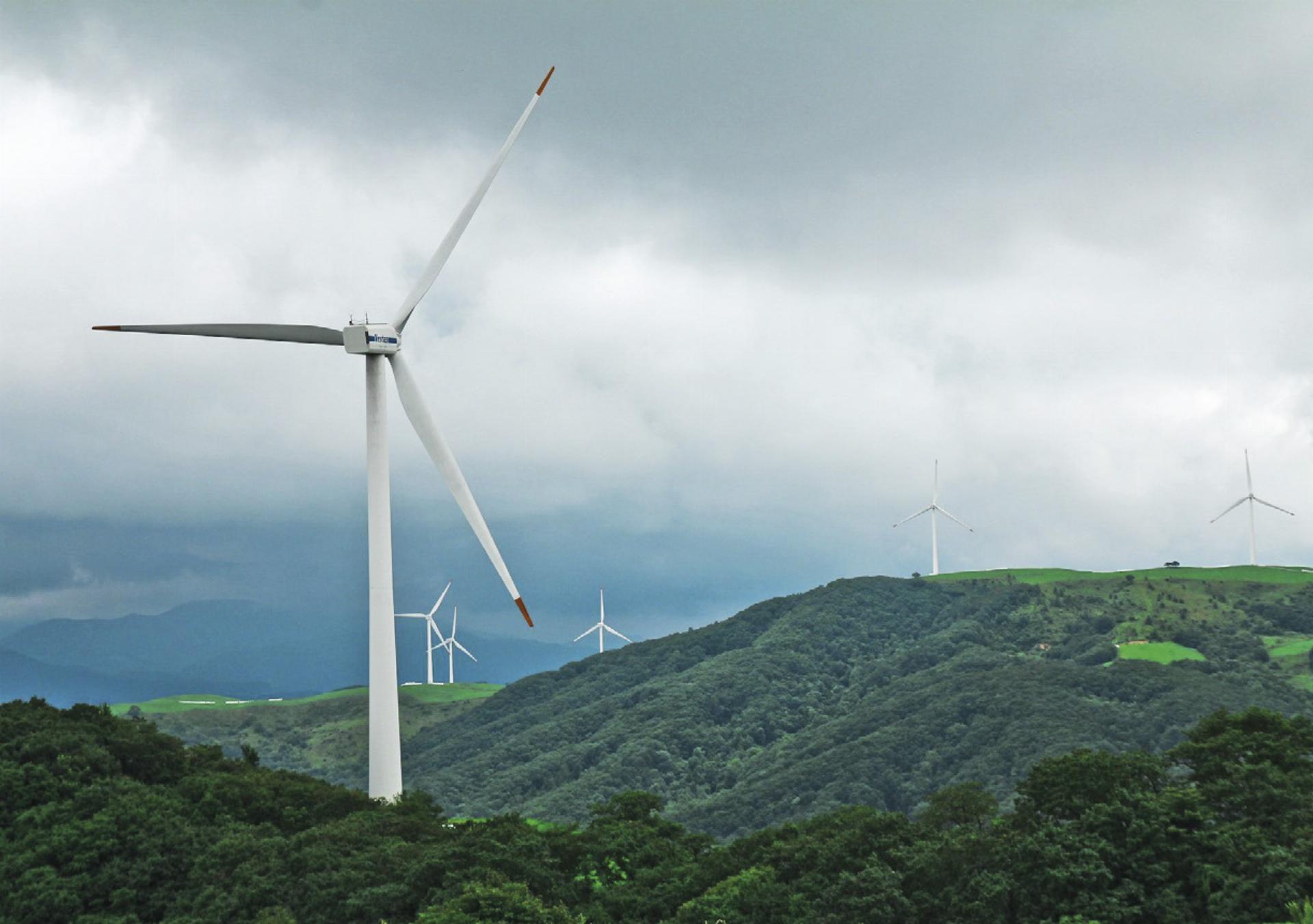 Bergkämme und exponierte Stellen bergen Potenzial für Windenergie. Gleichzeitig wirft die Windkraft Konfliktpotenzial mit Naturschutz und Landschaftsbild auf. Foto: Mino Park