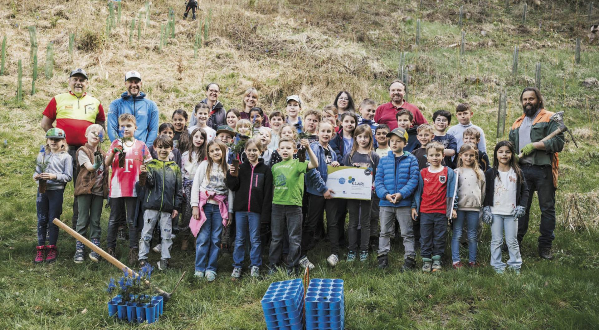 Ein Schutzwald wird von einer ganzen Gemeinde gepflanzt, mit dabei auch die Kinder der Volksschule. - Das Bild wird blockiert. – Möglicherweise durch einen aktiven Adblocker.