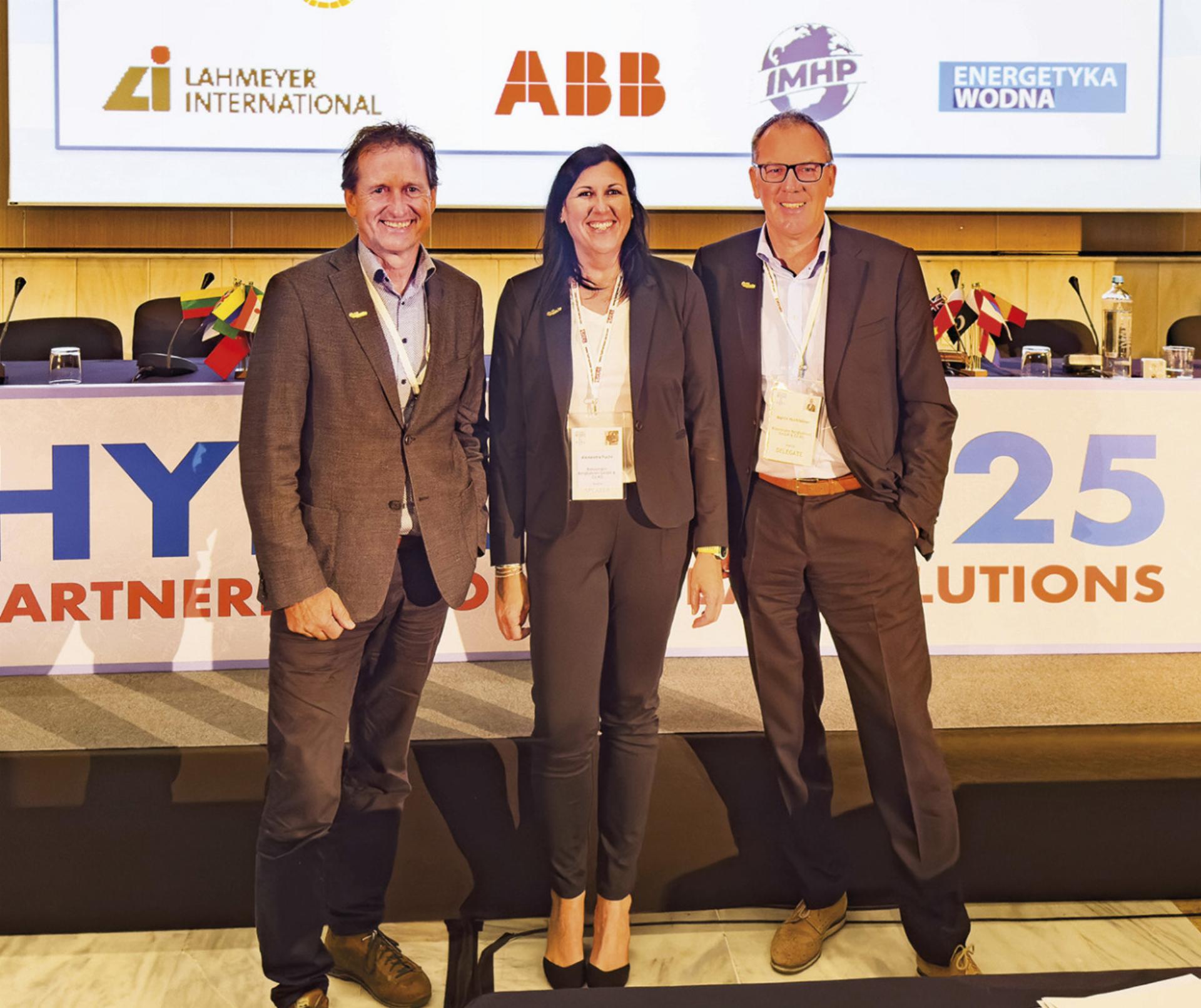 Geschäftsführer Erwin Petz, Prokuristin Alexandra Fuchs und Aufsichtsratsvorsitzender Martin Hochfellner bei der „Hydro 2025“.