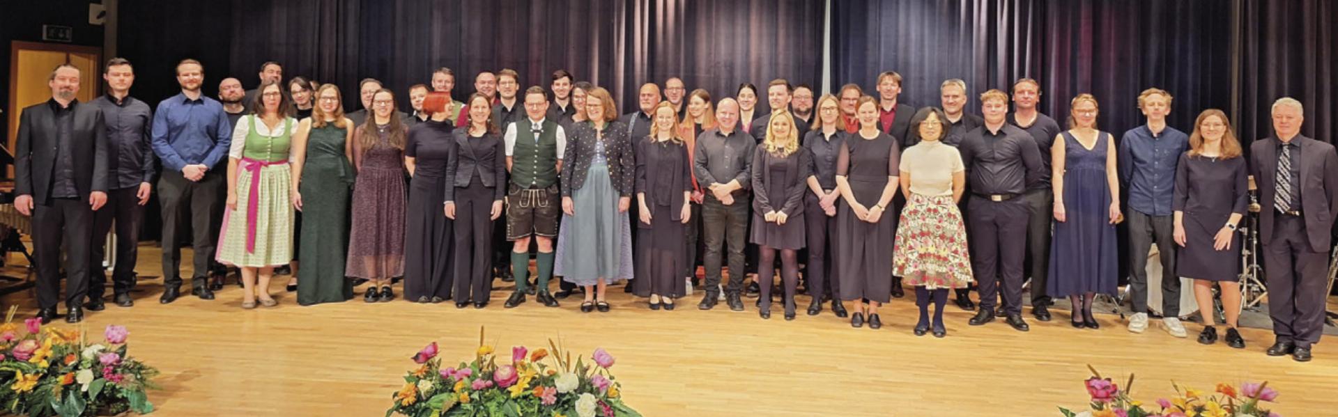 Musikalische Vielfalt auf der Bühne: Die Musikpädagogen des Bezirkes gestalteten gemeinsam das Lehrerkonzert. Foto: o.K. - Das Bild wird blockiert. – Möglicherweise durch einen aktiven Adblocker.