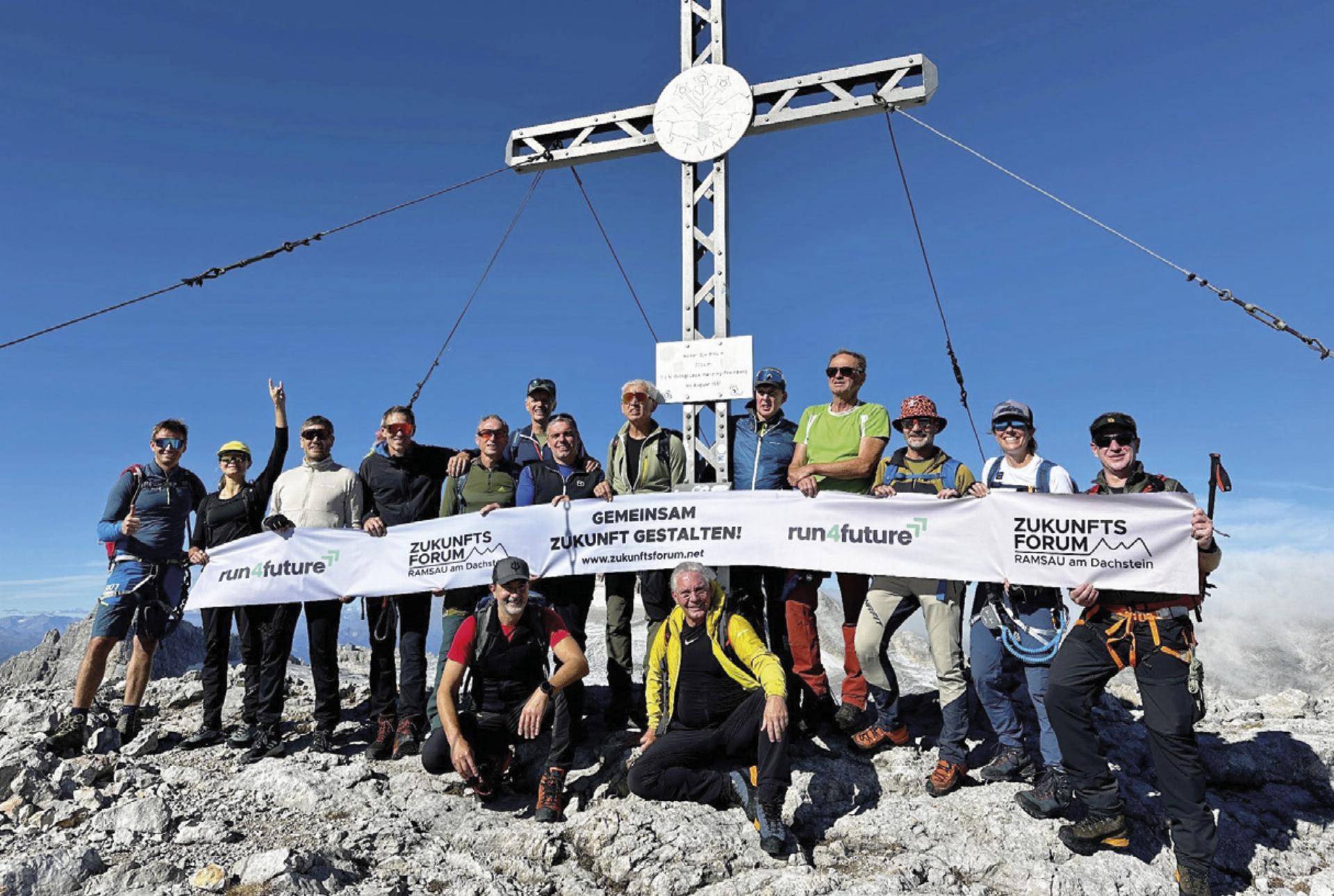 Gipfelsieg als Kick-off-Event: Eine Gruppe von Forums-Teilnehmenden auf dem 2794 Meter hohen Gjaidstein.

Foto: Zukunftsforum Ramsau