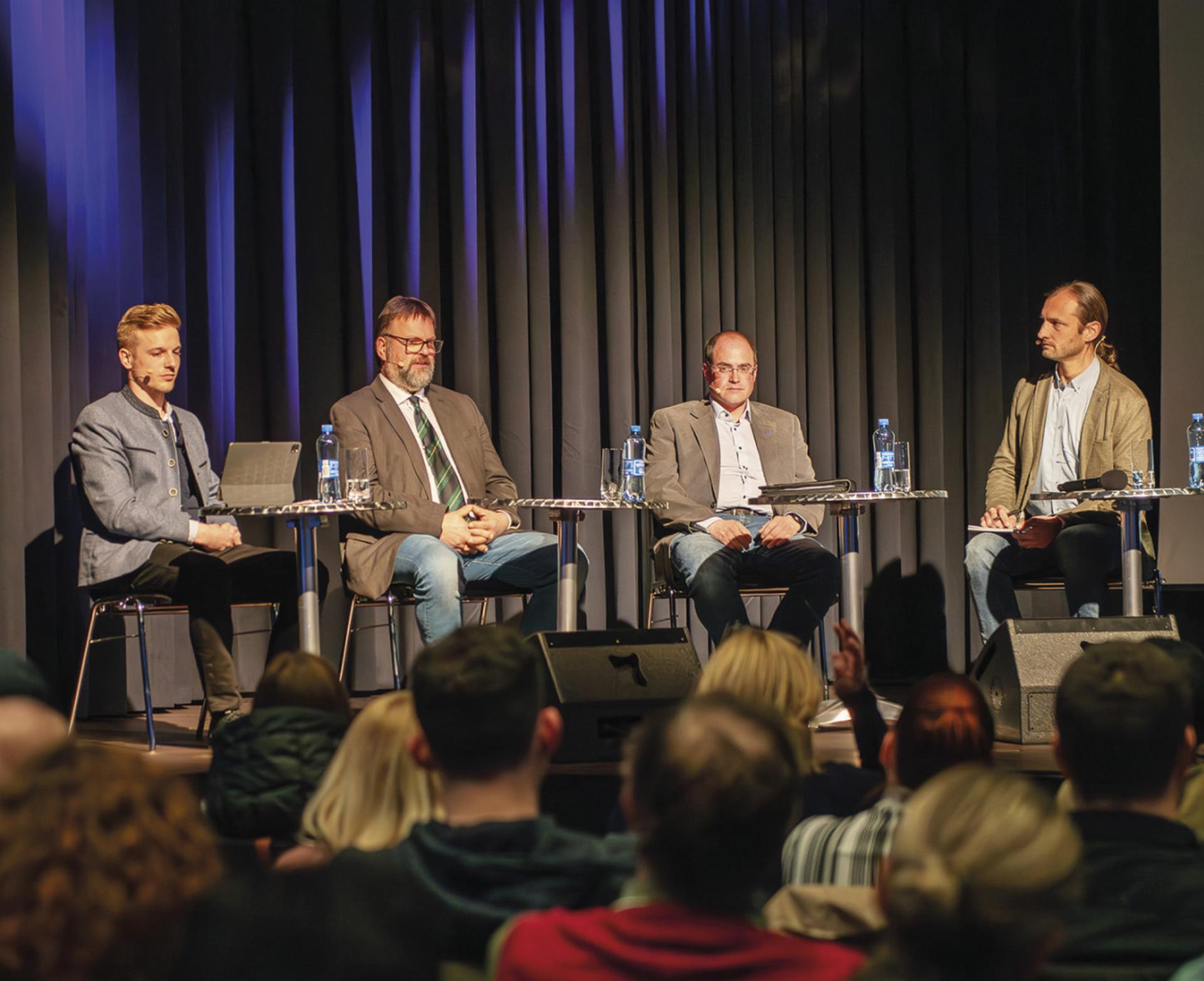 Diskussion der Spitzenkandidaten im Öblarner Haus für alle. V.l.: GK Roland Nerwein (SPÖ), Bgm. Franz Zach (ÖVP), Thomas Knerzl (FPÖ), Moderator Chefredakteur Stephan Fuchs. Foto: Hans Johann Danklmayer