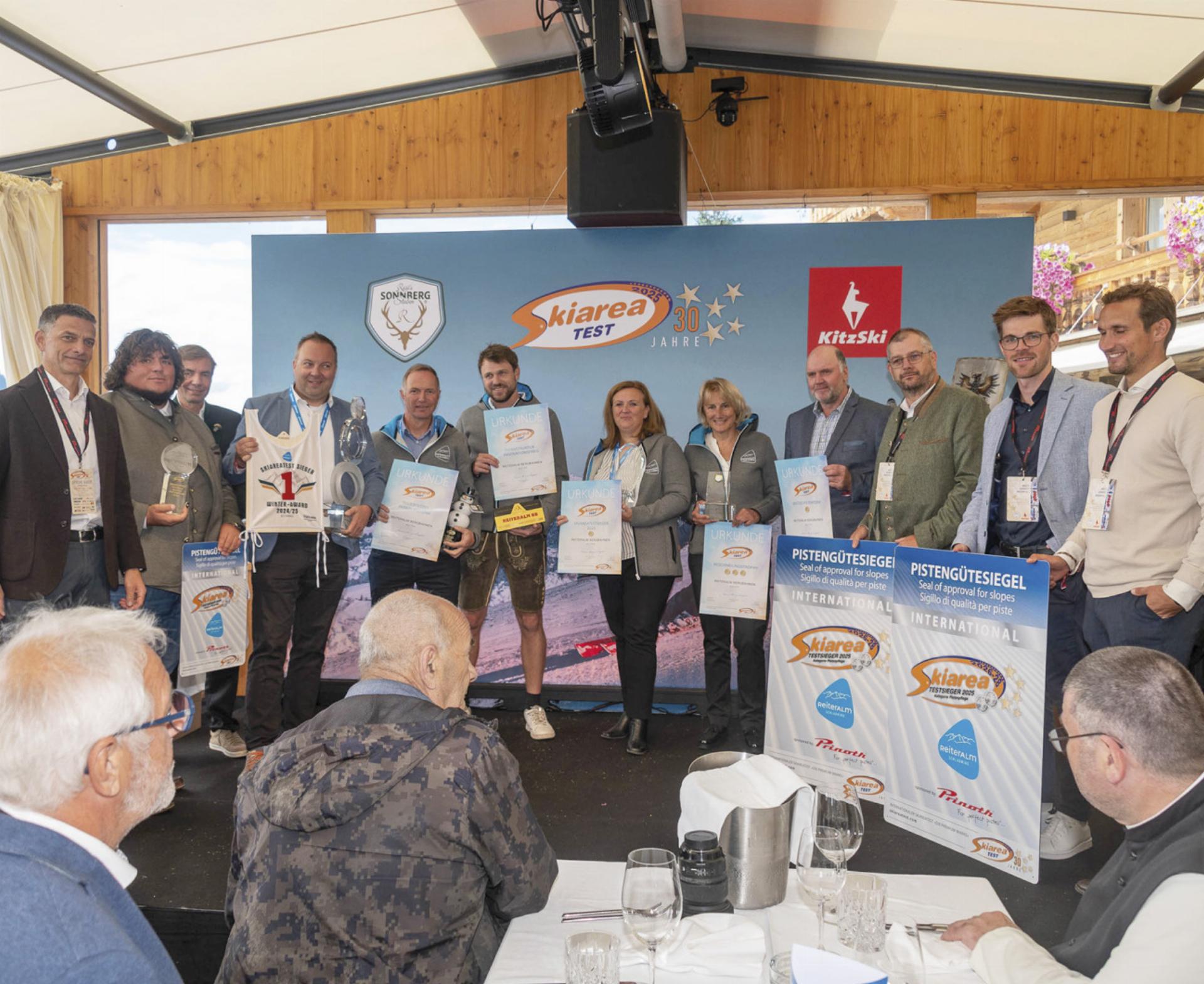 Stolz auf Gold: Geschäftsführer Daniel Berchthaller und sein Team feiern den einzigartigen Erfolg beim Skiareatest. Foto: Reiteralm Bergbahnen