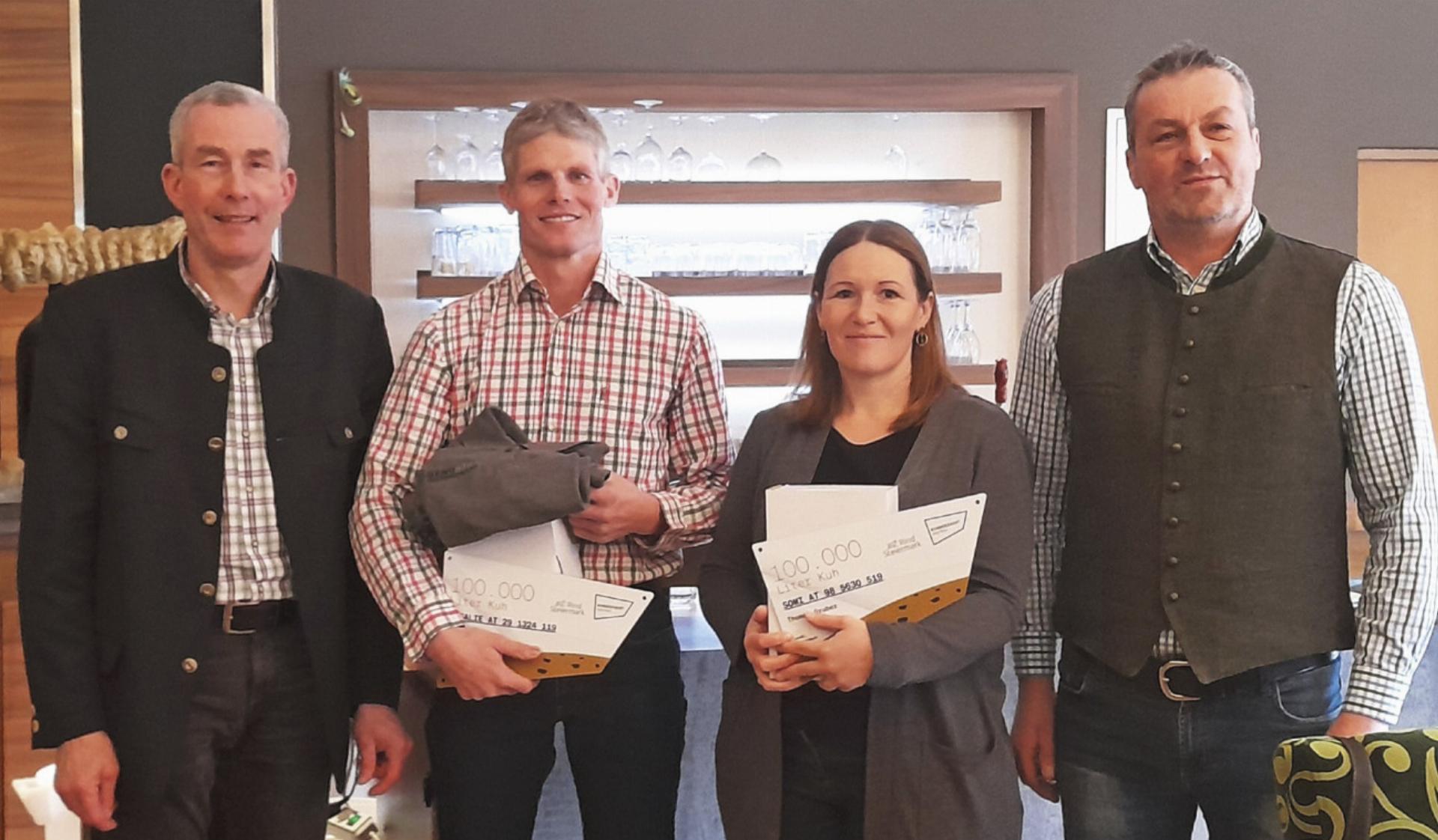 Auszeichnung für Familie Gruber vlg. Dörflmoar: Gleich zwei Kühe erreichten 100.000 kg Milch. - Das Bild wird blockiert. – Möglicherweise durch einen aktiven Adblocker.