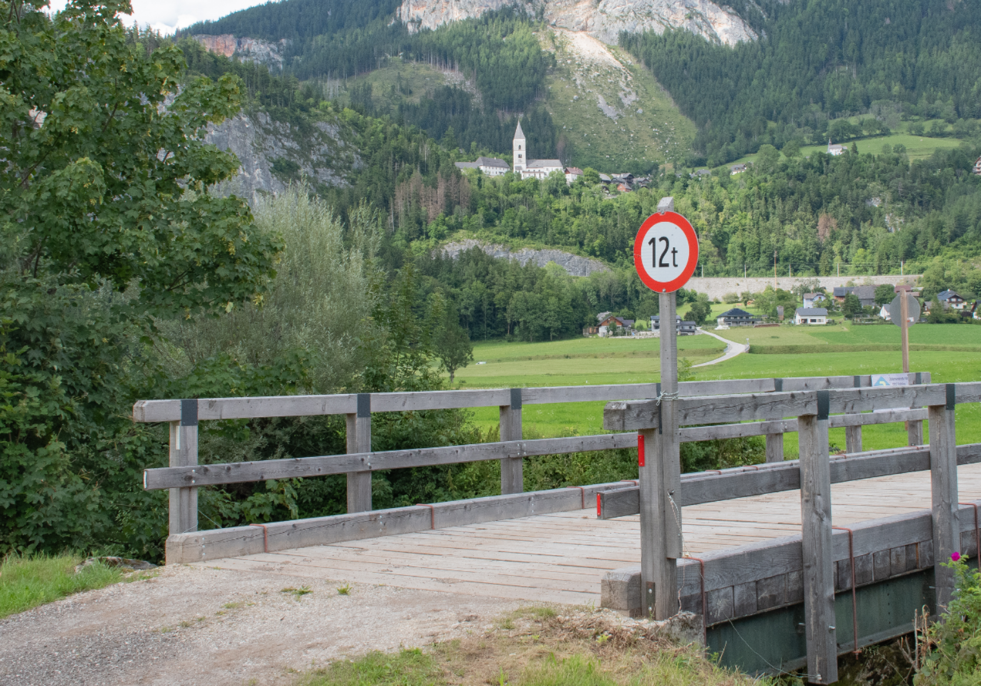Deponie-Zufahrt durch Dorfgebiet