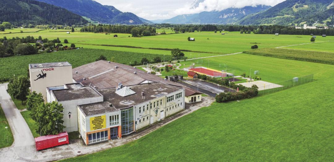 Über drei Saisonen hat man sich mittels provisorischem Notbetrieb über die Wintersaison gehangelt. In den kommenden Jahren soll die Liezener Tennishalle wieder auf Vordermann gebracht werden. Foto: Ennstaler Über drei Saisonen hat man sich mittels provisorischem Notbetrieb über die Wintersaison gehangelt. In den kommenden Jahren soll die Liezener Tennishalle wieder auf Vordermann gebracht werden. Foto: Ennstaler