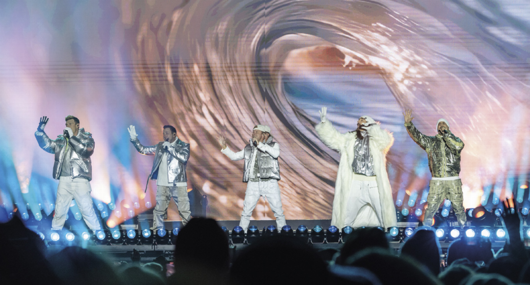 Die Tanzschritte der Backstreet Boys sitzen noch genauso exakt wie früher.
Foto: Harald Steiner Die Tanzschritte der Backstreet Boys sitzen noch genauso exakt wie früher.
Foto: Harald Steiner