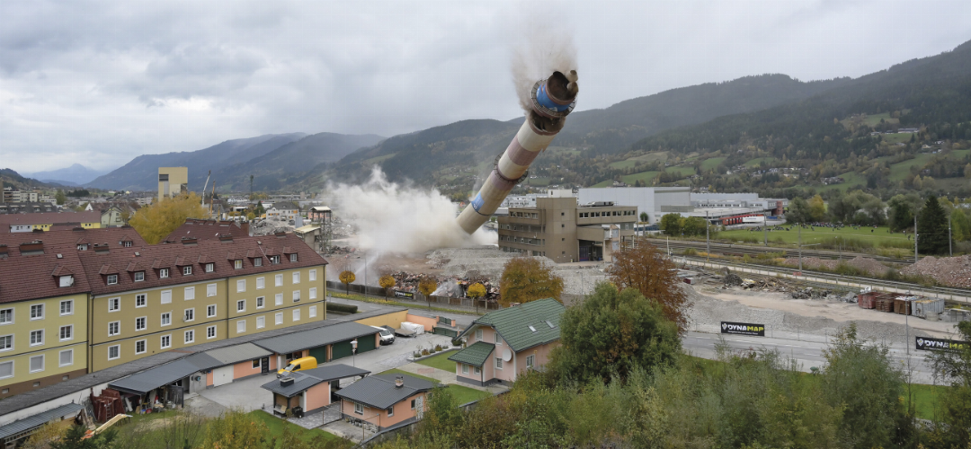 Abschied nach 50 Jahren: Der Lange Ernst wurde mithilfe von rund 27 kg Sprengstoff zu Fall gebracht. Errichtet wurde er 1975. Abschied nach 50 Jahren: Der Lange Ernst wurde mithilfe von rund 27 kg Sprengstoff zu Fall gebracht. Errichtet wurde er 1975.