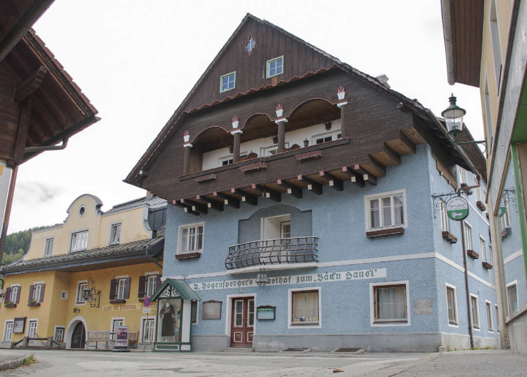 Seit fast fünf Jahren ist es still in der Gaststube und den Zimmern des Traditionsgasthofs Bäck‘n Hansl in Öblarn. Nun steht die Sanierung mit einem neuen Konzept kurz vor Umsetzung.
Foto: Ennstaler Seit fast fünf Jahren ist es still in der Gaststube und den Zimmern des Traditionsgasthofs Bäck‘n Hansl in Öblarn. Nun steht die Sanierung mit einem neuen Konzept kurz vor Umsetzung.
Foto: Ennstaler