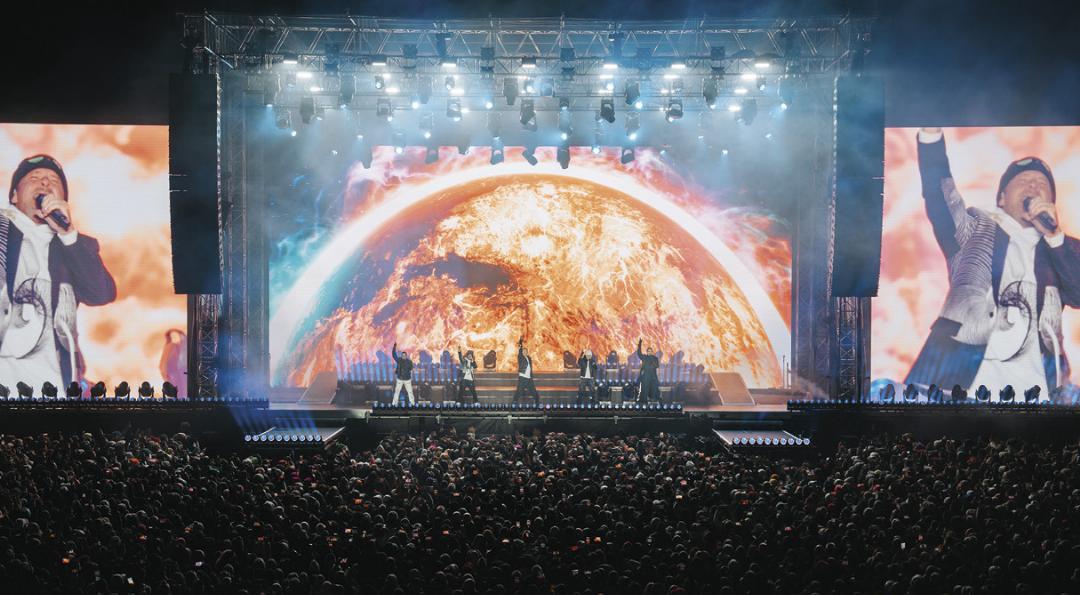 Überdimensionale Leinwände übertrugen das Geschehen auf der Bühne. Überdimensionale Leinwände übertrugen das Geschehen auf der Bühne.