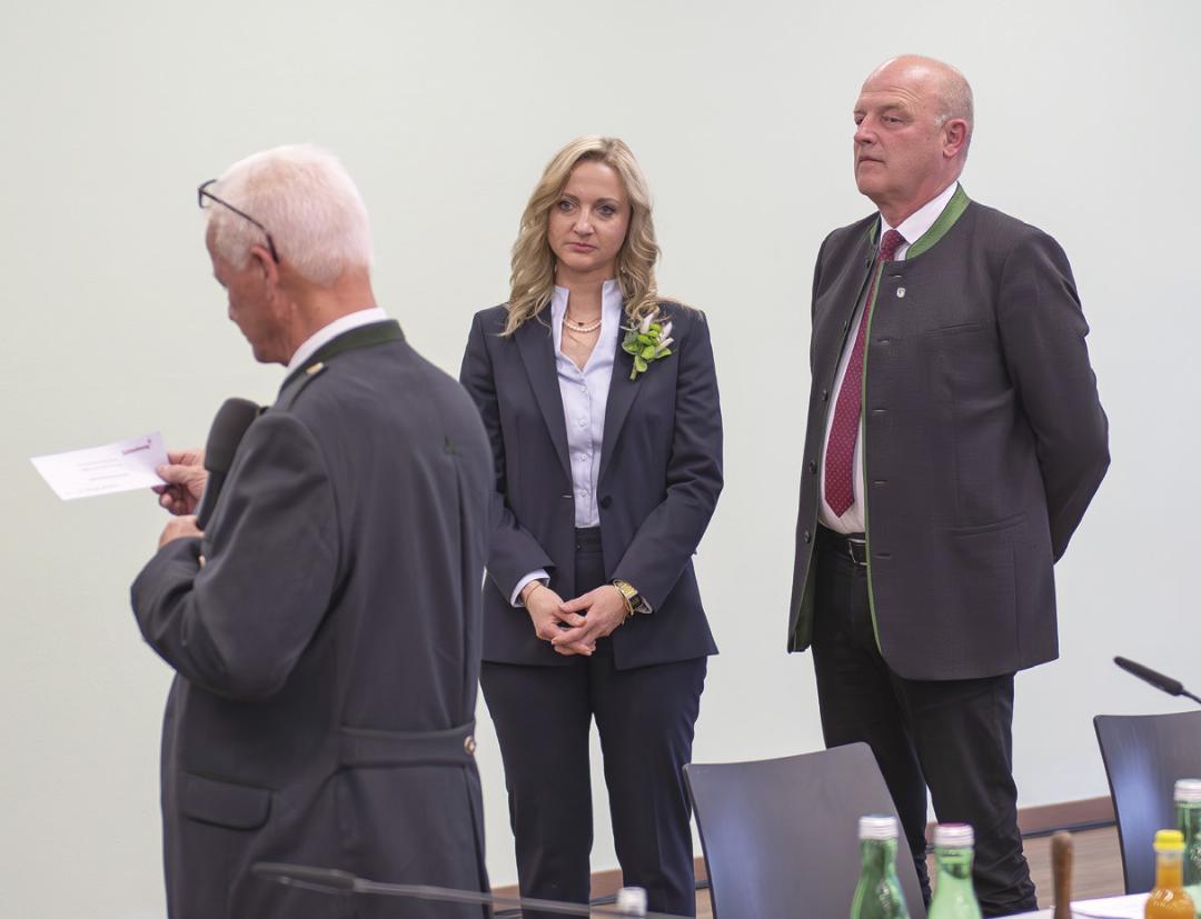 Ein geschichtsträchtiger Moment für Schladming: Wolfgang Pitzer gibt das Ergebnis der Losentscheidung bekannt. Hermann Trinker wird wieder Bürgermeister von Schladming. Foto: Ennstaler Ein geschichtsträchtiger Moment für Schladming: Wolfgang Pitzer gibt das Ergebnis der Losentscheidung bekannt. Hermann Trinker wird wieder Bürgermeister von Schladming. Foto: Ennstaler