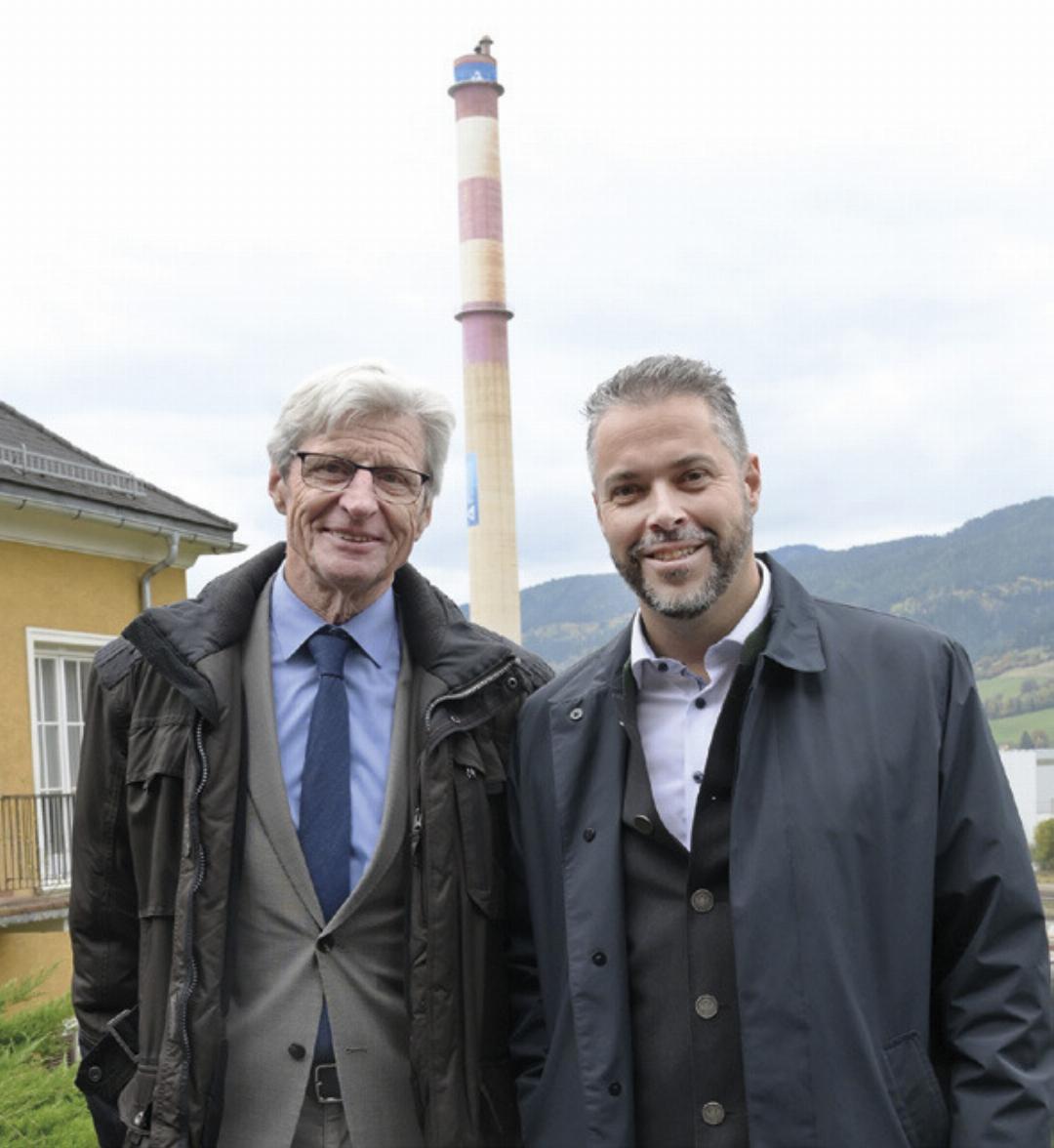 Erinnerungsfoto: Der ehemalige Werksleiter Gerhard Tomani und Bürgermeister Klaus Herzmaier (re.) vor dem Langen Ernst. Erinnerungsfoto: Der ehemalige Werksleiter Gerhard Tomani und Bürgermeister Klaus Herzmaier (re.) vor dem Langen Ernst.