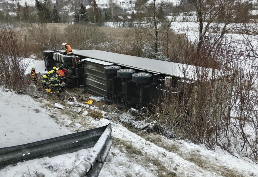 Karambolage auf der A 9 bei Gaishorn: Ein Lkw durchbrach dabei die Leitschiene und stürzte über eine Böschung. Foto: FF Gaishorn Karambolage auf der A 9 bei Gaishorn: Ein Lkw durchbrach dabei die Leitschiene und stürzte über eine Böschung. Foto: FF Gaishorn