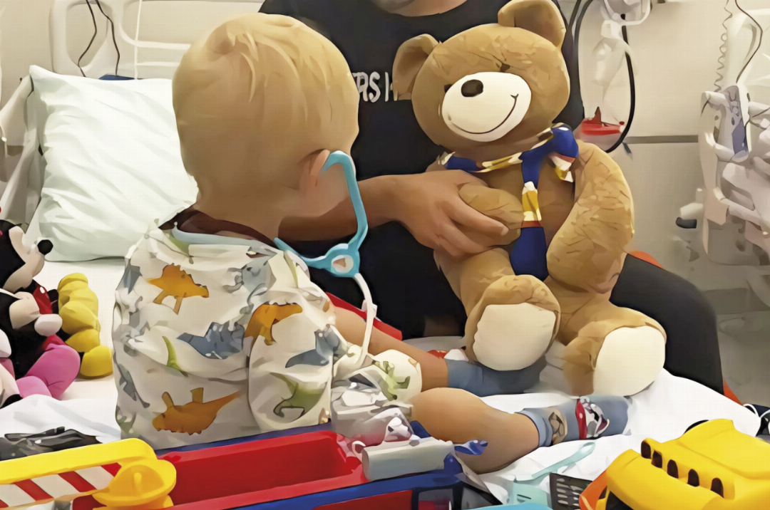 Seit Monaten kämpft Levi ums Überleben. Die letzten Monate verbrachte er fast durchgehend im Krankenhaus.
Foto: Privat Seit Monaten kämpft Levi ums Überleben. Die letzten Monate verbrachte er fast durchgehend im Krankenhaus.
Foto: Privat