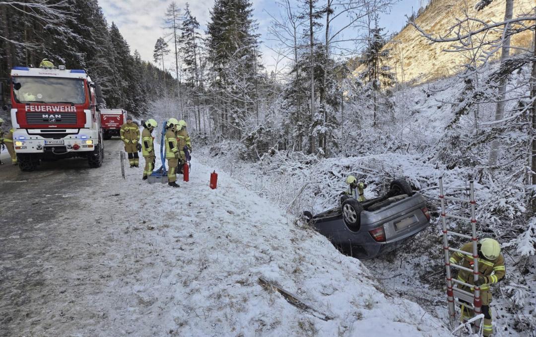 Einsatz für die Feuerwehren Weißenbach bei Haus, Haus im Ennstal und Schladming: Fahrzeugbergung auf der Rössingstraße. Foto: FF Schladming Einsatz für die Feuerwehren Weißenbach bei Haus, Haus im Ennstal und Schladming: Fahrzeugbergung auf der Rössingstraße. Foto: FF Schladming